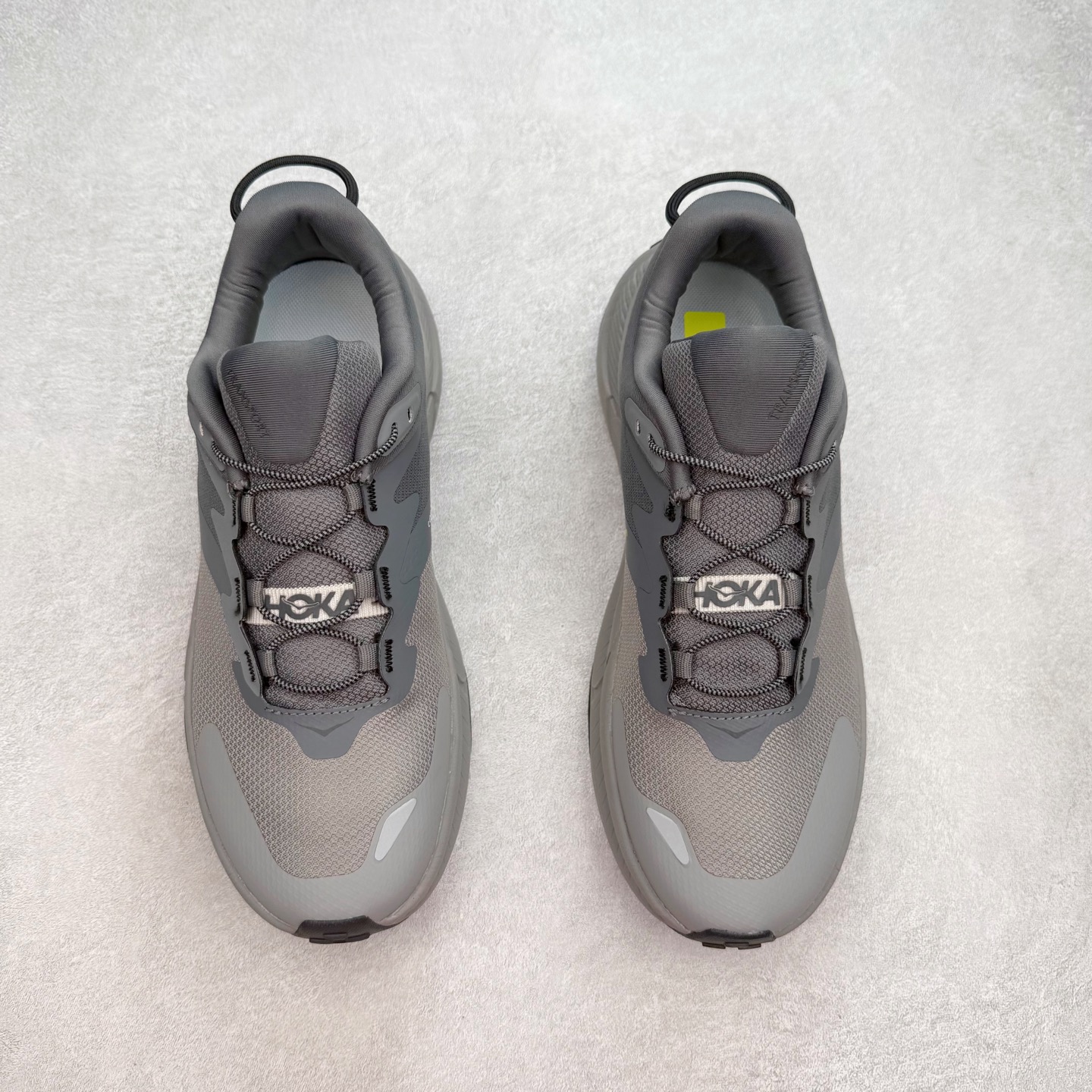 图片[2]-HOKA ONE ONE Transport GTX 圆头舒适防滑耐磨低帮徒步鞋 HOKA ONE ONE是来自美国的跑步鞋知名品牌，创立于2009年，始终致力于为所有跑者提供更新、更好的跑步装备。相比常规跑鞋，HOKA ONE ONE特别研发使用性能独特的几何形跑鞋中底，此种鞋底更厚、更高、回弹性也更好，除了卓越的缓冲性能，它还能內各种阶段的跑者带来更具动感、更加稳定的跑步体验。HOKAONE ONE从设计之初就清楚意识到，要保证跑者步幅的均匀一致，双脚自然而然的运动至关重要。尺码：36 36.5 37.5 38 38.5 39 40 40.5 41 42 42.5 43 44 44.5 45-选品中心