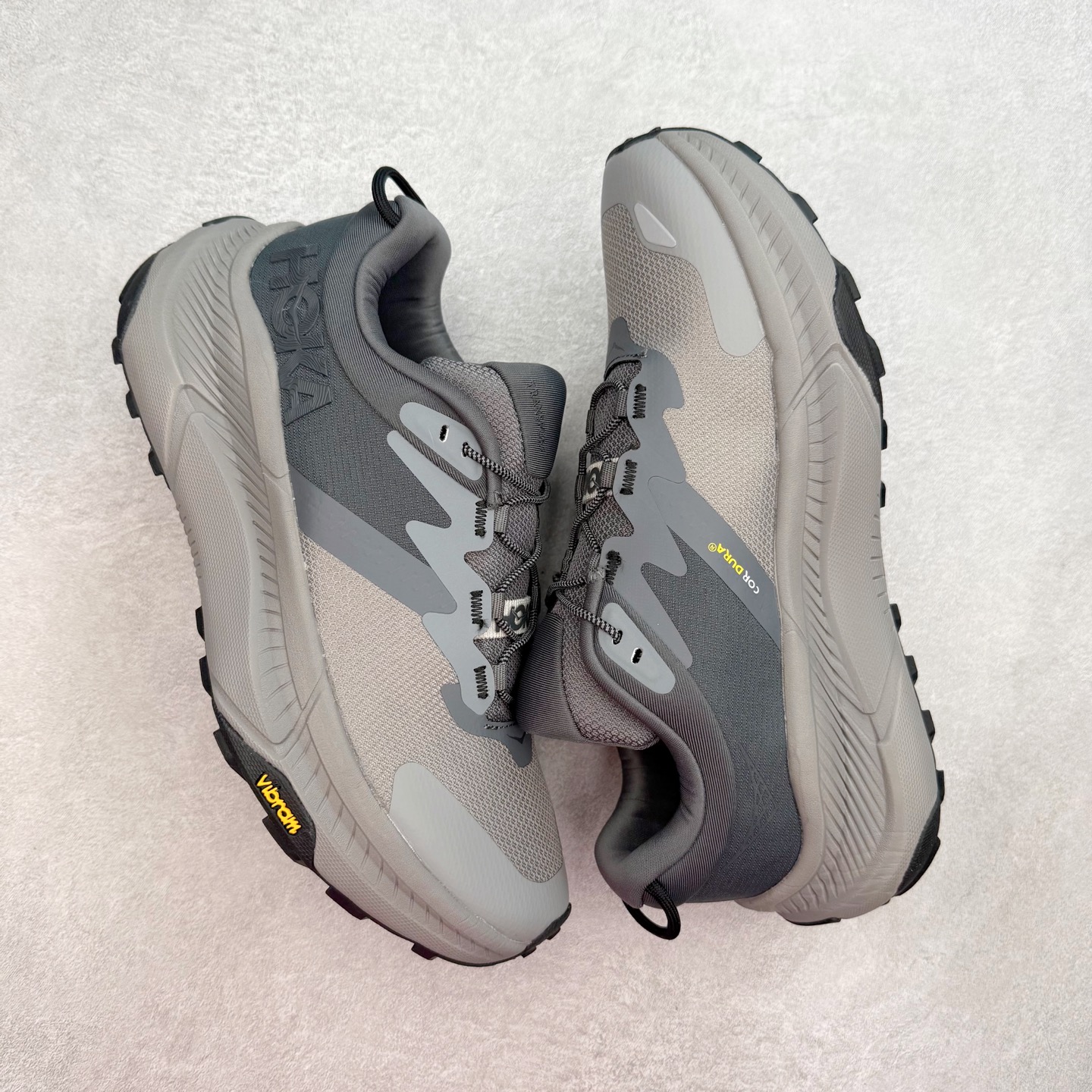 图片[3]-HOKA ONE ONE Transport GTX 圆头舒适防滑耐磨低帮徒步鞋 HOKA ONE ONE是来自美国的跑步鞋知名品牌，创立于2009年，始终致力于为所有跑者提供更新、更好的跑步装备。相比常规跑鞋，HOKA ONE ONE特别研发使用性能独特的几何形跑鞋中底，此种鞋底更厚、更高、回弹性也更好，除了卓越的缓冲性能，它还能內各种阶段的跑者带来更具动感、更加稳定的跑步体验。HOKAONE ONE从设计之初就清楚意识到，要保证跑者步幅的均匀一致，双脚自然而然的运动至关重要。尺码：36 36.5 37.5 38 38.5 39 40 40.5 41 42 42.5 43 44 44.5 45-选品中心