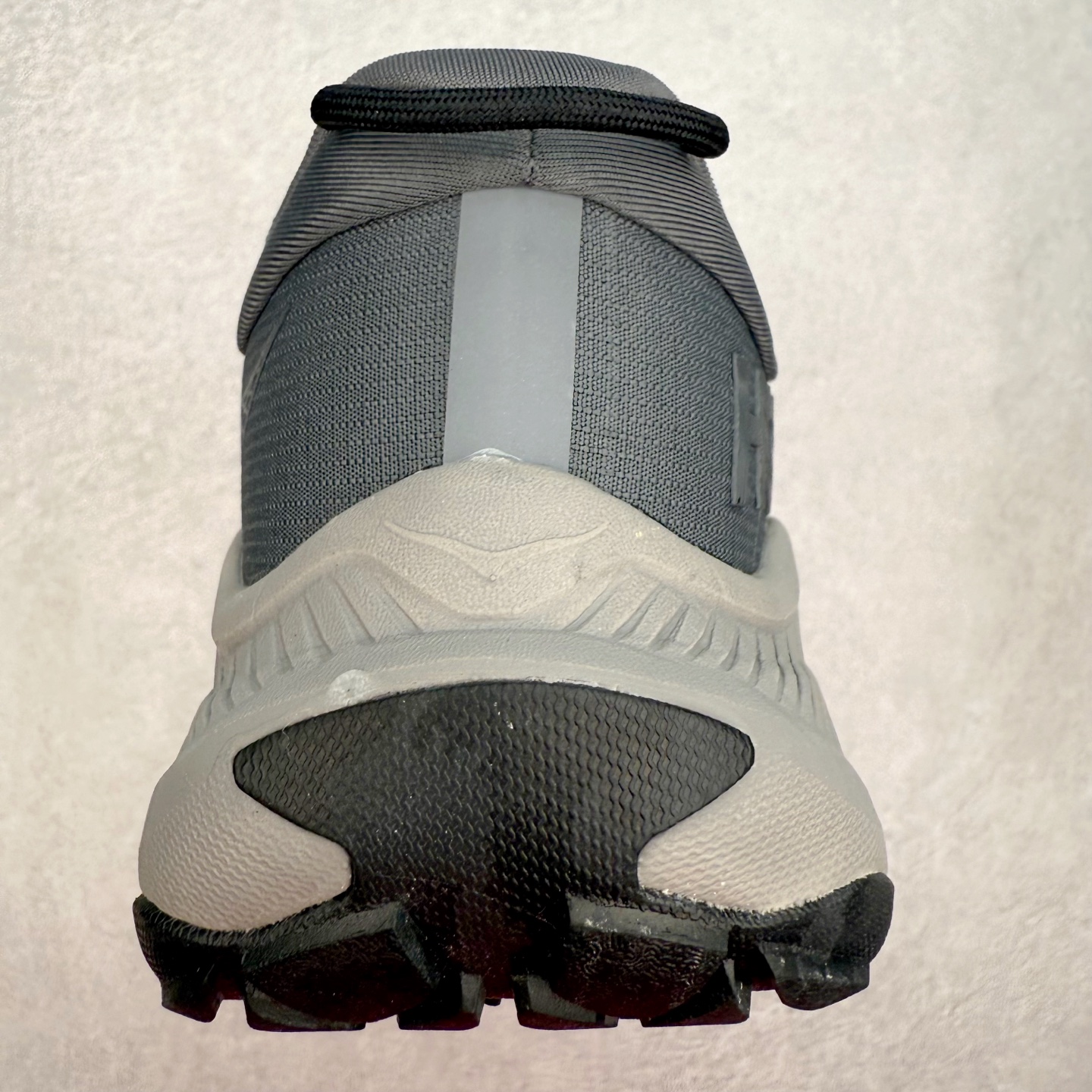 图片[8]-HOKA ONE ONE Transport GTX 圆头舒适防滑耐磨低帮徒步鞋 HOKA ONE ONE是来自美国的跑步鞋知名品牌，创立于2009年，始终致力于为所有跑者提供更新、更好的跑步装备。相比常规跑鞋，HOKA ONE ONE特别研发使用性能独特的几何形跑鞋中底，此种鞋底更厚、更高、回弹性也更好，除了卓越的缓冲性能，它还能內各种阶段的跑者带来更具动感、更加稳定的跑步体验。HOKAONE ONE从设计之初就清楚意识到，要保证跑者步幅的均匀一致，双脚自然而然的运动至关重要。尺码：36 36.5 37.5 38 38.5 39 40 40.5 41 42 42.5 43 44 44.5 45-选品中心