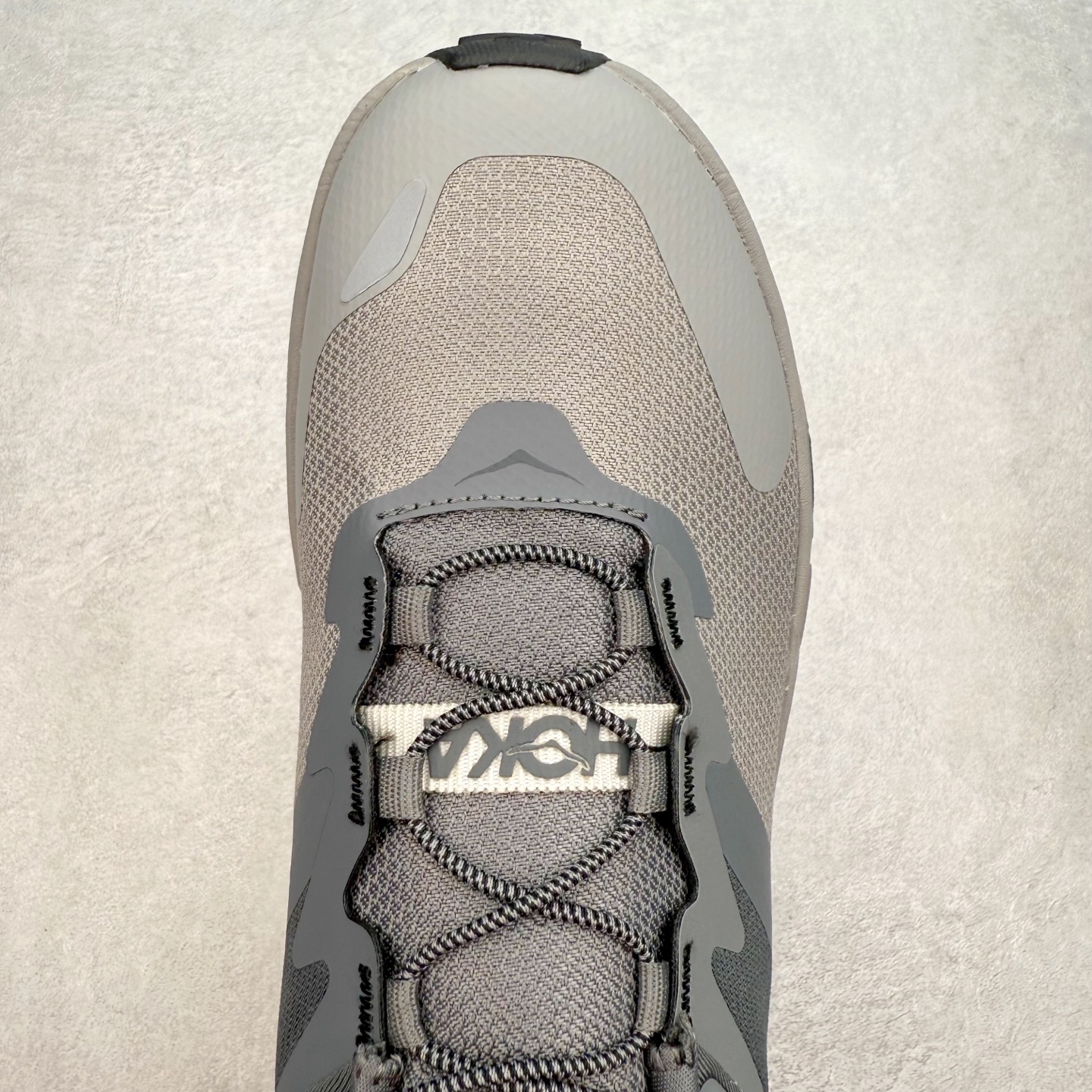 图片[4]-HOKA ONE ONE Transport GTX 圆头舒适防滑耐磨低帮徒步鞋 HOKA ONE ONE是来自美国的跑步鞋知名品牌，创立于2009年，始终致力于为所有跑者提供更新、更好的跑步装备。相比常规跑鞋，HOKA ONE ONE特别研发使用性能独特的几何形跑鞋中底，此种鞋底更厚、更高、回弹性也更好，除了卓越的缓冲性能，它还能內各种阶段的跑者带来更具动感、更加稳定的跑步体验。HOKAONE ONE从设计之初就清楚意识到，要保证跑者步幅的均匀一致，双脚自然而然的运动至关重要。尺码：36 36.5 37.5 38 38.5 39 40 40.5 41 42 42.5 43 44 44.5 45-选品中心