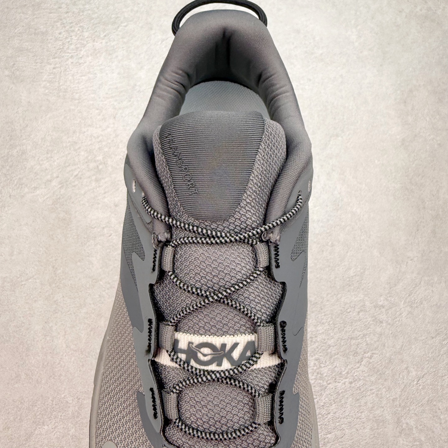 图片[5]-HOKA ONE ONE Transport GTX 圆头舒适防滑耐磨低帮徒步鞋 HOKA ONE ONE是来自美国的跑步鞋知名品牌，创立于2009年，始终致力于为所有跑者提供更新、更好的跑步装备。相比常规跑鞋，HOKA ONE ONE特别研发使用性能独特的几何形跑鞋中底，此种鞋底更厚、更高、回弹性也更好，除了卓越的缓冲性能，它还能內各种阶段的跑者带来更具动感、更加稳定的跑步体验。HOKAONE ONE从设计之初就清楚意识到，要保证跑者步幅的均匀一致，双脚自然而然的运动至关重要。尺码：36 36.5 37.5 38 38.5 39 40 40.5 41 42 42.5 43 44 44.5 45-选品中心