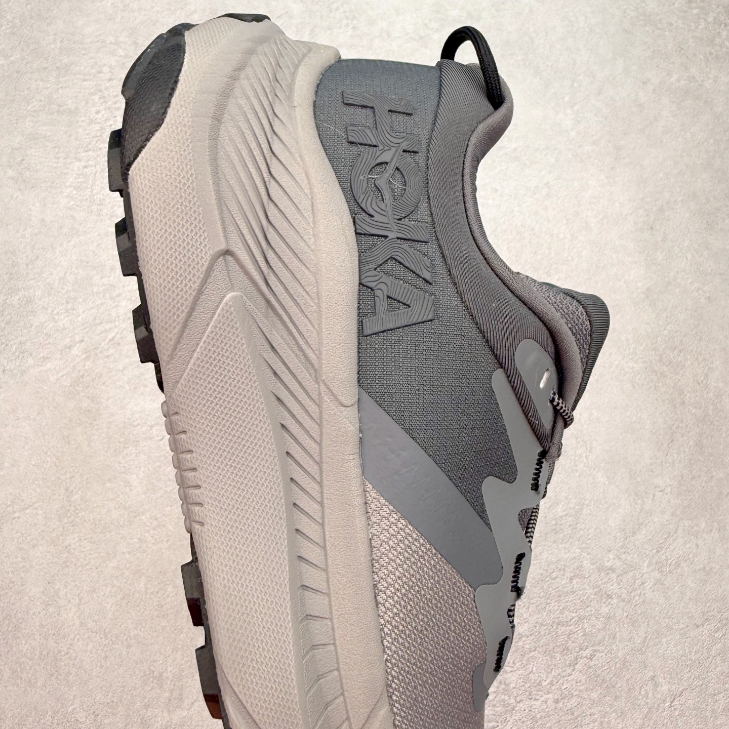 图片[6]-HOKA ONE ONE Transport GTX 圆头舒适防滑耐磨低帮徒步鞋 HOKA ONE ONE是来自美国的跑步鞋知名品牌，创立于2009年，始终致力于为所有跑者提供更新、更好的跑步装备。相比常规跑鞋，HOKA ONE ONE特别研发使用性能独特的几何形跑鞋中底，此种鞋底更厚、更高、回弹性也更好，除了卓越的缓冲性能，它还能內各种阶段的跑者带来更具动感、更加稳定的跑步体验。HOKAONE ONE从设计之初就清楚意识到，要保证跑者步幅的均匀一致，双脚自然而然的运动至关重要。尺码：36 36.5 37.5 38 38.5 39 40 40.5 41 42 42.5 43 44 44.5 45-选品中心