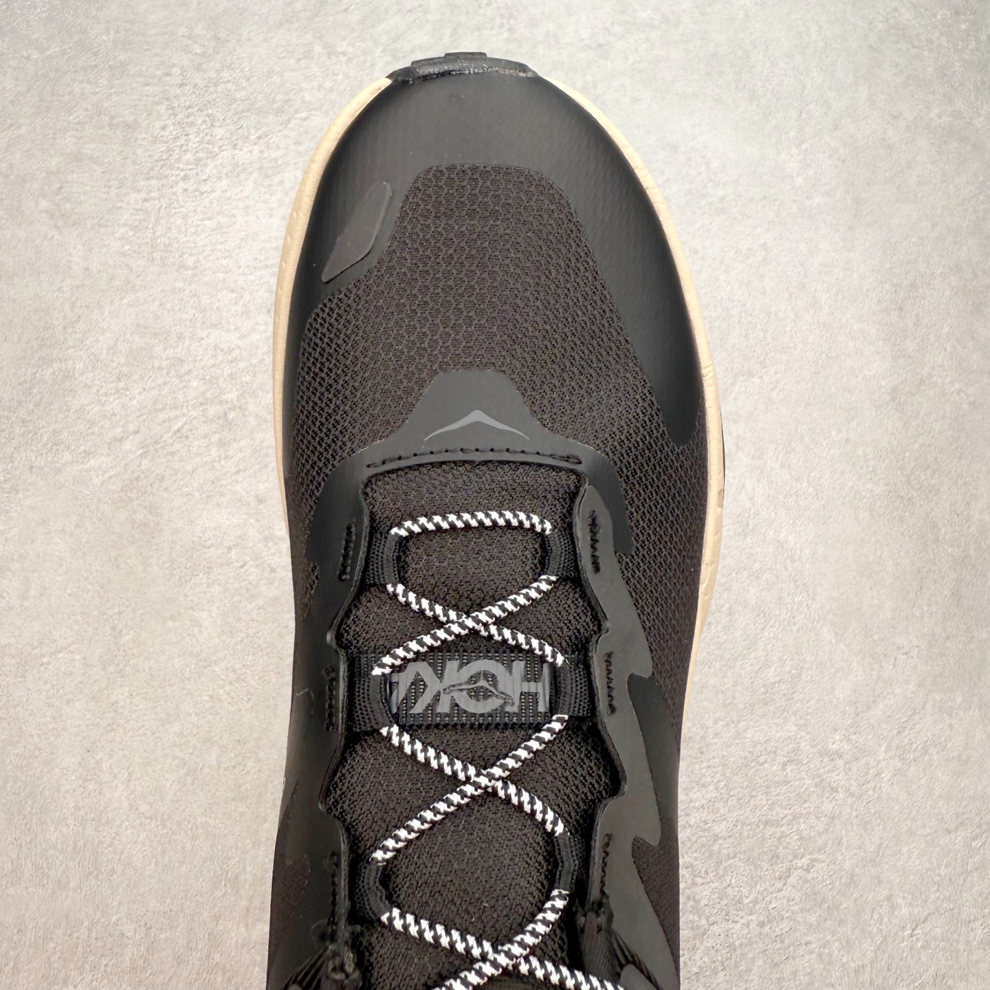 图片[4]-HOKA ONE ONE Transport GTX 圆头舒适防滑耐磨低帮徒步鞋 HOKA ONE ONE是来自美国的跑步鞋知名品牌，创立于2009年，始终致力于为所有跑者提供更新、更好的跑步装备。相比常规跑鞋，HOKA ONE ONE特别研发使用性能独特的几何形跑鞋中底，此种鞋底更厚、更高、回弹性也更好，除了卓越的缓冲性能，它还能內各种阶段的跑者带来更具动感、更加稳定的跑步体验。HOKAONE ONE从设计之初就清楚意识到，要保证跑者步幅的均匀一致，双脚自然而然的运动至关重要。尺码：36 36.5 37.5 38 38.5 39 40 40.5 41 42 42.5 43 44 44.5 45-选品中心