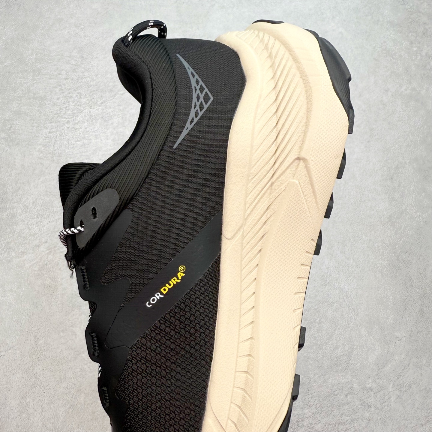 图片[7]-HOKA ONE ONE Transport GTX 圆头舒适防滑耐磨低帮徒步鞋 HOKA ONE ONE是来自美国的跑步鞋知名品牌，创立于2009年，始终致力于为所有跑者提供更新、更好的跑步装备。相比常规跑鞋，HOKA ONE ONE特别研发使用性能独特的几何形跑鞋中底，此种鞋底更厚、更高、回弹性也更好，除了卓越的缓冲性能，它还能內各种阶段的跑者带来更具动感、更加稳定的跑步体验。HOKAONE ONE从设计之初就清楚意识到，要保证跑者步幅的均匀一致，双脚自然而然的运动至关重要。尺码：36 36.5 37.5 38 38.5 39 40 40.5 41 42 42.5 43 44 44.5 45-选品中心