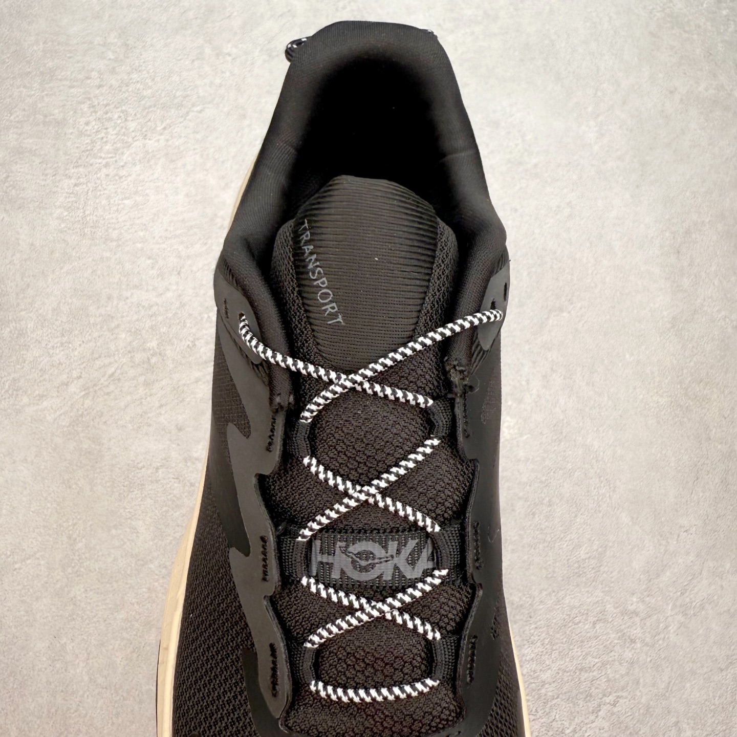 图片[5]-HOKA ONE ONE Transport GTX 圆头舒适防滑耐磨低帮徒步鞋 HOKA ONE ONE是来自美国的跑步鞋知名品牌，创立于2009年，始终致力于为所有跑者提供更新、更好的跑步装备。相比常规跑鞋，HOKA ONE ONE特别研发使用性能独特的几何形跑鞋中底，此种鞋底更厚、更高、回弹性也更好，除了卓越的缓冲性能，它还能內各种阶段的跑者带来更具动感、更加稳定的跑步体验。HOKAONE ONE从设计之初就清楚意识到，要保证跑者步幅的均匀一致，双脚自然而然的运动至关重要。尺码：36 36.5 37.5 38 38.5 39 40 40.5 41 42 42.5 43 44 44.5 45-选品中心