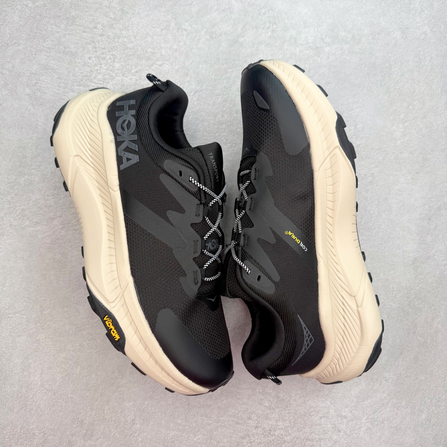 图片[3]-HOKA ONE ONE Transport GTX 圆头舒适防滑耐磨低帮徒步鞋 HOKA ONE ONE是来自美国的跑步鞋知名品牌，创立于2009年，始终致力于为所有跑者提供更新、更好的跑步装备。相比常规跑鞋，HOKA ONE ONE特别研发使用性能独特的几何形跑鞋中底，此种鞋底更厚、更高、回弹性也更好，除了卓越的缓冲性能，它还能內各种阶段的跑者带来更具动感、更加稳定的跑步体验。HOKAONE ONE从设计之初就清楚意识到，要保证跑者步幅的均匀一致，双脚自然而然的运动至关重要。尺码：36 36.5 37.5 38 38.5 39 40 40.5 41 42 42.5 43 44 44.5 45-选品中心