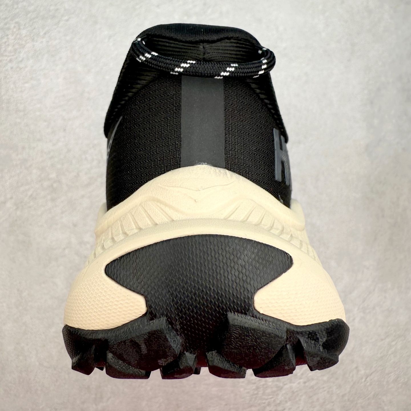 图片[8]-HOKA ONE ONE Transport GTX 圆头舒适防滑耐磨低帮徒步鞋 HOKA ONE ONE是来自美国的跑步鞋知名品牌，创立于2009年，始终致力于为所有跑者提供更新、更好的跑步装备。相比常规跑鞋，HOKA ONE ONE特别研发使用性能独特的几何形跑鞋中底，此种鞋底更厚、更高、回弹性也更好，除了卓越的缓冲性能，它还能內各种阶段的跑者带来更具动感、更加稳定的跑步体验。HOKAONE ONE从设计之初就清楚意识到，要保证跑者步幅的均匀一致，双脚自然而然的运动至关重要。尺码：36 36.5 37.5 38 38.5 39 40 40.5 41 42 42.5 43 44 44.5 45-选品中心