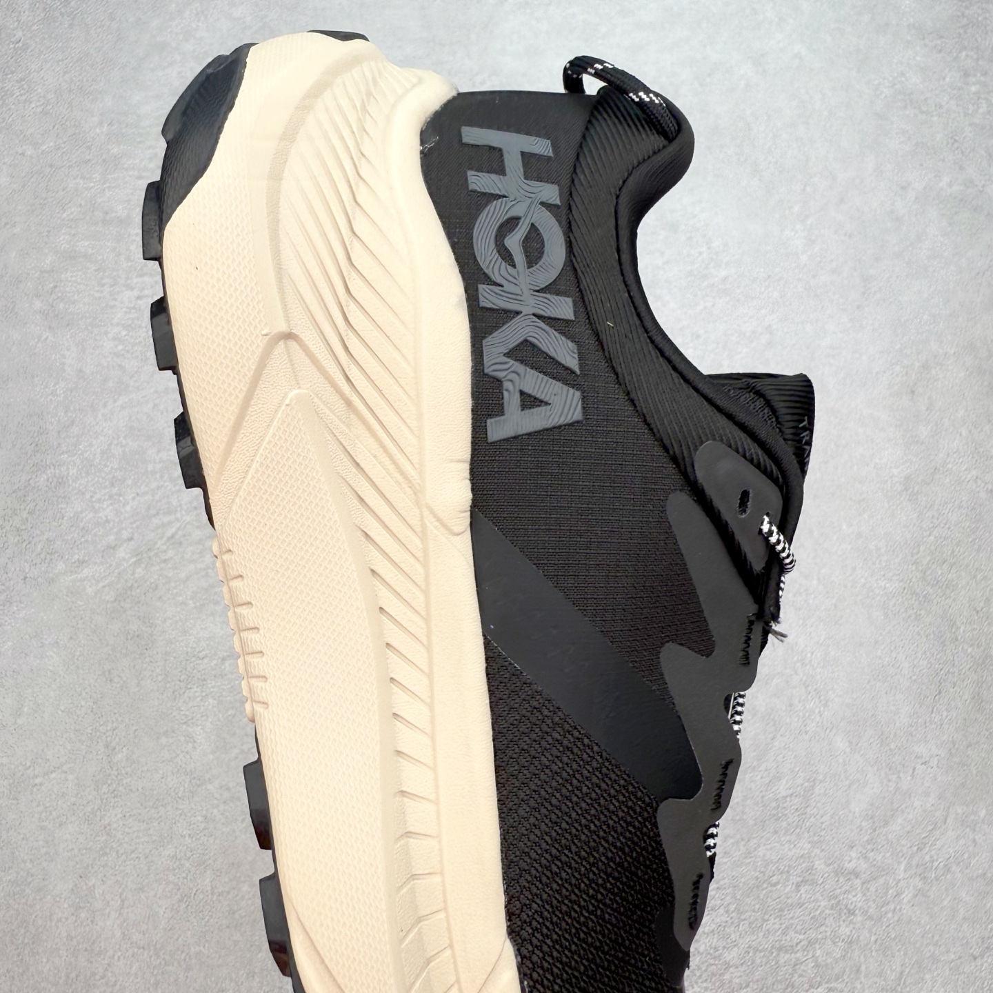 图片[6]-HOKA ONE ONE Transport GTX 圆头舒适防滑耐磨低帮徒步鞋 HOKA ONE ONE是来自美国的跑步鞋知名品牌，创立于2009年，始终致力于为所有跑者提供更新、更好的跑步装备。相比常规跑鞋，HOKA ONE ONE特别研发使用性能独特的几何形跑鞋中底，此种鞋底更厚、更高、回弹性也更好，除了卓越的缓冲性能，它还能內各种阶段的跑者带来更具动感、更加稳定的跑步体验。HOKAONE ONE从设计之初就清楚意识到，要保证跑者步幅的均匀一致，双脚自然而然的运动至关重要。尺码：36 36.5 37.5 38 38.5 39 40 40.5 41 42 42.5 43 44 44.5 45-选品中心