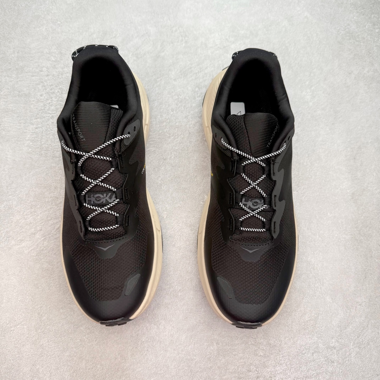 图片[2]-HOKA ONE ONE Transport GTX 圆头舒适防滑耐磨低帮徒步鞋 HOKA ONE ONE是来自美国的跑步鞋知名品牌，创立于2009年，始终致力于为所有跑者提供更新、更好的跑步装备。相比常规跑鞋，HOKA ONE ONE特别研发使用性能独特的几何形跑鞋中底，此种鞋底更厚、更高、回弹性也更好，除了卓越的缓冲性能，它还能內各种阶段的跑者带来更具动感、更加稳定的跑步体验。HOKAONE ONE从设计之初就清楚意识到，要保证跑者步幅的均匀一致，双脚自然而然的运动至关重要。尺码：36 36.5 37.5 38 38.5 39 40 40.5 41 42 42.5 43 44 44.5 45-选品中心