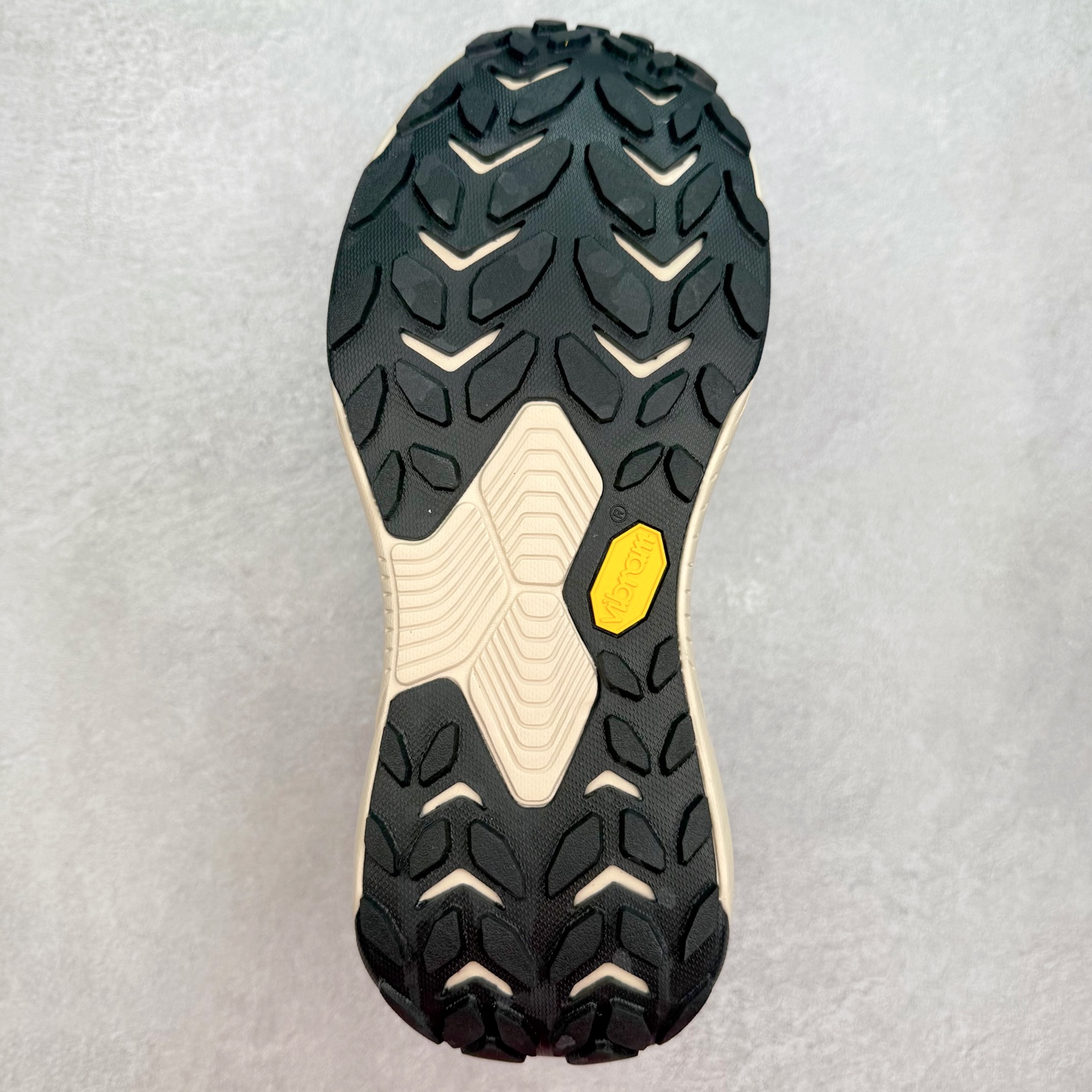 图片[9]-HOKA ONE ONE Transport GTX 圆头舒适防滑耐磨低帮徒步鞋 HOKA ONE ONE是来自美国的跑步鞋知名品牌，创立于2009年，始终致力于为所有跑者提供更新、更好的跑步装备。相比常规跑鞋，HOKA ONE ONE特别研发使用性能独特的几何形跑鞋中底，此种鞋底更厚、更高、回弹性也更好，除了卓越的缓冲性能，它还能內各种阶段的跑者带来更具动感、更加稳定的跑步体验。HOKAONE ONE从设计之初就清楚意识到，要保证跑者步幅的均匀一致，双脚自然而然的运动至关重要。尺码：36 36.5 37.5 38 38.5 39 40 40.5 41 42 42.5 43 44 44.5 45-选品中心