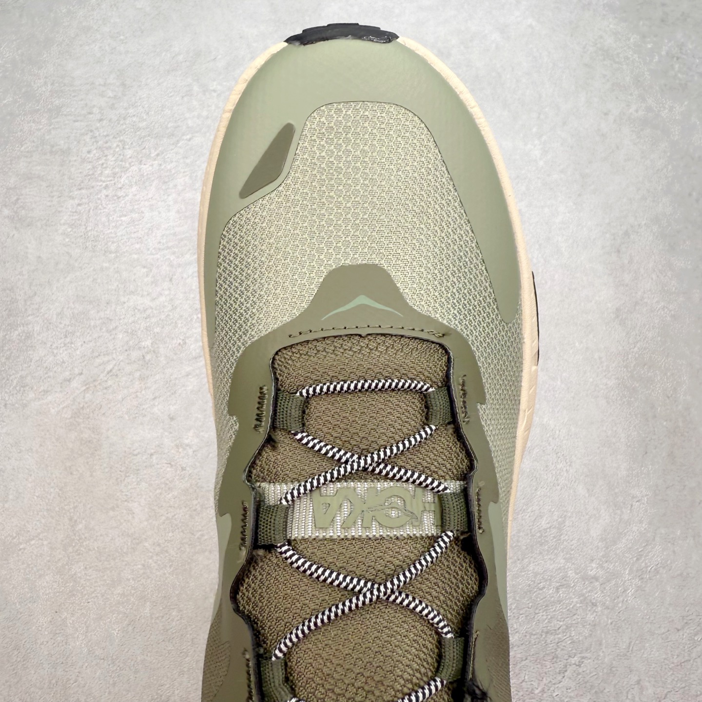 图片[4]-HOKA ONE ONE Transport GTX 圆头舒适防滑耐磨低帮徒步鞋 HOKA ONE ONE是来自美国的跑步鞋知名品牌，创立于2009年，始终致力于为所有跑者提供更新、更好的跑步装备。相比常规跑鞋，HOKA ONE ONE特别研发使用性能独特的几何形跑鞋中底，此种鞋底更厚、更高、回弹性也更好，除了卓越的缓冲性能，它还能內各种阶段的跑者带来更具动感、更加稳定的跑步体验。HOKAONE ONE从设计之初就清楚意识到，要保证跑者步幅的均匀一致，双脚自然而然的运动至关重要。尺码：36 36.5 37.5 38 38.5 39 40 40.5 41 42 42.5 43 44 44.5 45-选品中心