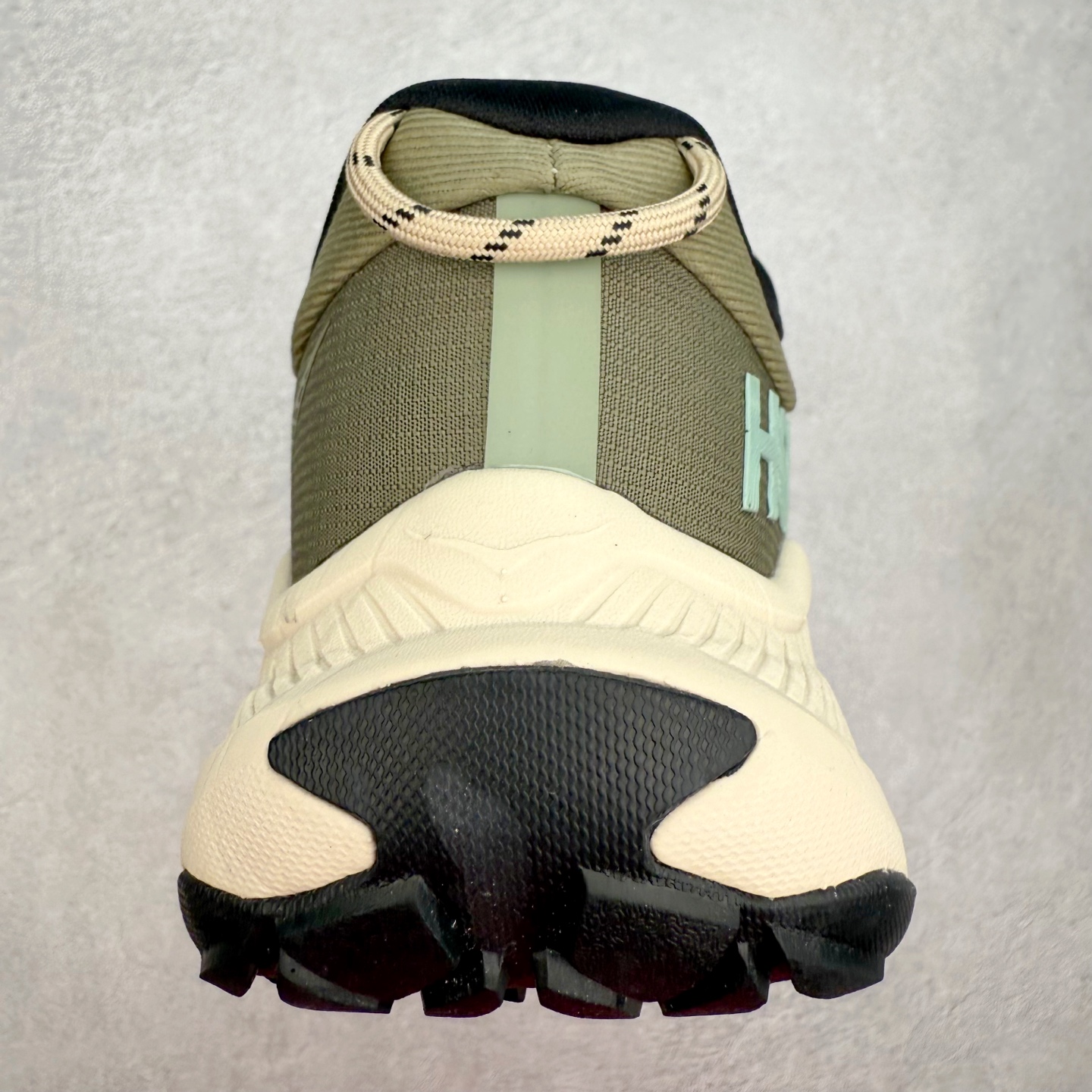 图片[8]-HOKA ONE ONE Transport GTX 圆头舒适防滑耐磨低帮徒步鞋 HOKA ONE ONE是来自美国的跑步鞋知名品牌，创立于2009年，始终致力于为所有跑者提供更新、更好的跑步装备。相比常规跑鞋，HOKA ONE ONE特别研发使用性能独特的几何形跑鞋中底，此种鞋底更厚、更高、回弹性也更好，除了卓越的缓冲性能，它还能內各种阶段的跑者带来更具动感、更加稳定的跑步体验。HOKAONE ONE从设计之初就清楚意识到，要保证跑者步幅的均匀一致，双脚自然而然的运动至关重要。尺码：36 36.5 37.5 38 38.5 39 40 40.5 41 42 42.5 43 44 44.5 45-选品中心