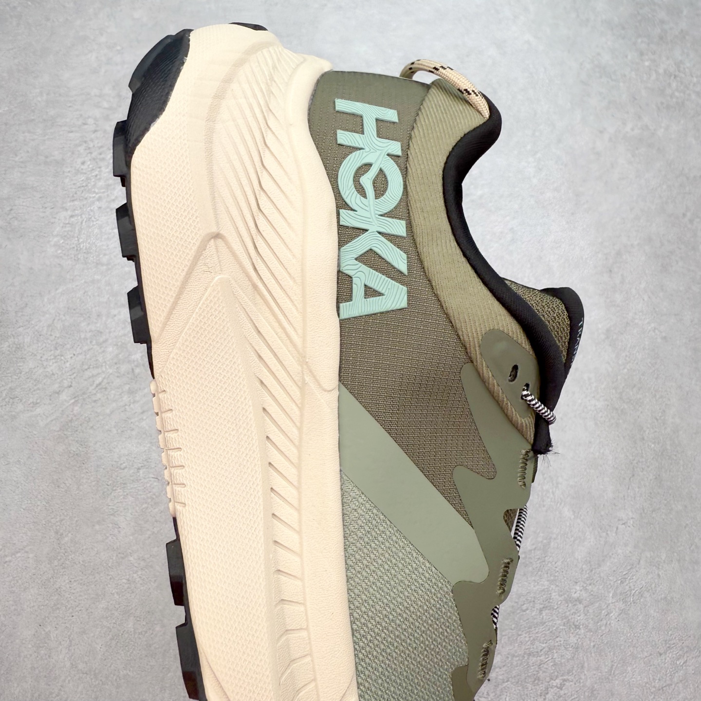 图片[6]-HOKA ONE ONE Transport GTX 圆头舒适防滑耐磨低帮徒步鞋 HOKA ONE ONE是来自美国的跑步鞋知名品牌，创立于2009年，始终致力于为所有跑者提供更新、更好的跑步装备。相比常规跑鞋，HOKA ONE ONE特别研发使用性能独特的几何形跑鞋中底，此种鞋底更厚、更高、回弹性也更好，除了卓越的缓冲性能，它还能內各种阶段的跑者带来更具动感、更加稳定的跑步体验。HOKAONE ONE从设计之初就清楚意识到，要保证跑者步幅的均匀一致，双脚自然而然的运动至关重要。尺码：36 36.5 37.5 38 38.5 39 40 40.5 41 42 42.5 43 44 44.5 45-选品中心