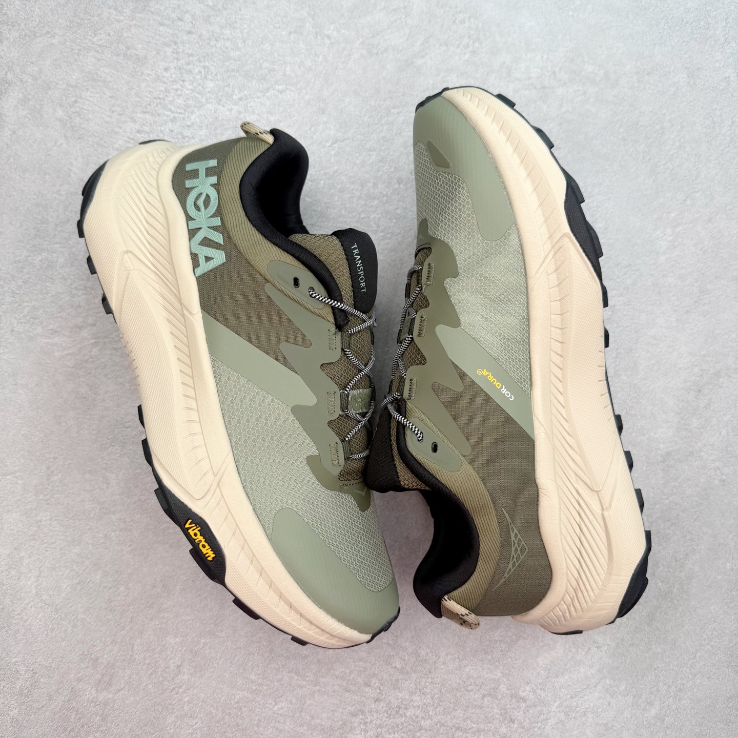 图片[3]-HOKA ONE ONE Transport GTX 圆头舒适防滑耐磨低帮徒步鞋 HOKA ONE ONE是来自美国的跑步鞋知名品牌，创立于2009年，始终致力于为所有跑者提供更新、更好的跑步装备。相比常规跑鞋，HOKA ONE ONE特别研发使用性能独特的几何形跑鞋中底，此种鞋底更厚、更高、回弹性也更好，除了卓越的缓冲性能，它还能內各种阶段的跑者带来更具动感、更加稳定的跑步体验。HOKAONE ONE从设计之初就清楚意识到，要保证跑者步幅的均匀一致，双脚自然而然的运动至关重要。尺码：36 36.5 37.5 38 38.5 39 40 40.5 41 42 42.5 43 44 44.5 45-选品中心