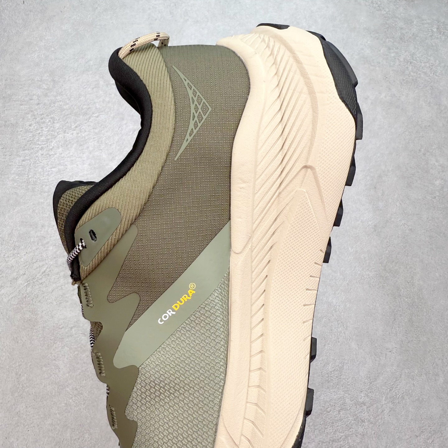 图片[7]-HOKA ONE ONE Transport GTX 圆头舒适防滑耐磨低帮徒步鞋 HOKA ONE ONE是来自美国的跑步鞋知名品牌，创立于2009年，始终致力于为所有跑者提供更新、更好的跑步装备。相比常规跑鞋，HOKA ONE ONE特别研发使用性能独特的几何形跑鞋中底，此种鞋底更厚、更高、回弹性也更好，除了卓越的缓冲性能，它还能內各种阶段的跑者带来更具动感、更加稳定的跑步体验。HOKAONE ONE从设计之初就清楚意识到，要保证跑者步幅的均匀一致，双脚自然而然的运动至关重要。尺码：36 36.5 37.5 38 38.5 39 40 40.5 41 42 42.5 43 44 44.5 45-选品中心