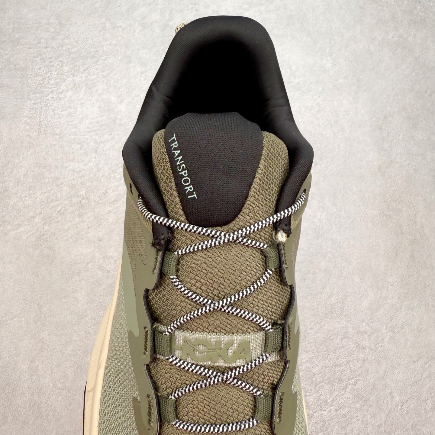 图片[5]-HOKA ONE ONE Transport GTX 圆头舒适防滑耐磨低帮徒步鞋 HOKA ONE ONE是来自美国的跑步鞋知名品牌，创立于2009年，始终致力于为所有跑者提供更新、更好的跑步装备。相比常规跑鞋，HOKA ONE ONE特别研发使用性能独特的几何形跑鞋中底，此种鞋底更厚、更高、回弹性也更好，除了卓越的缓冲性能，它还能內各种阶段的跑者带来更具动感、更加稳定的跑步体验。HOKAONE ONE从设计之初就清楚意识到，要保证跑者步幅的均匀一致，双脚自然而然的运动至关重要。尺码：36 36.5 37.5 38 38.5 39 40 40.5 41 42 42.5 43 44 44.5 45-选品中心