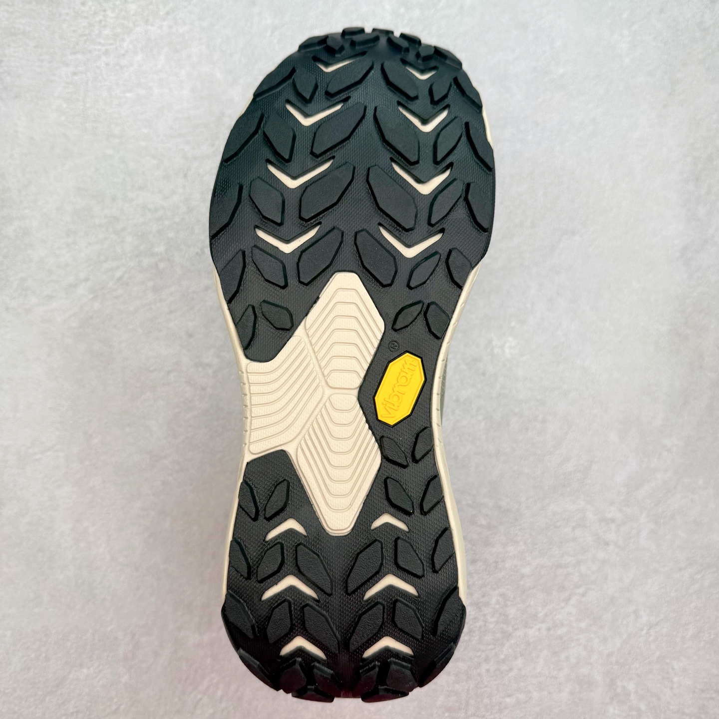 图片[9]-HOKA ONE ONE Transport GTX 圆头舒适防滑耐磨低帮徒步鞋 HOKA ONE ONE是来自美国的跑步鞋知名品牌，创立于2009年，始终致力于为所有跑者提供更新、更好的跑步装备。相比常规跑鞋，HOKA ONE ONE特别研发使用性能独特的几何形跑鞋中底，此种鞋底更厚、更高、回弹性也更好，除了卓越的缓冲性能，它还能內各种阶段的跑者带来更具动感、更加稳定的跑步体验。HOKAONE ONE从设计之初就清楚意识到，要保证跑者步幅的均匀一致，双脚自然而然的运动至关重要。尺码：36 36.5 37.5 38 38.5 39 40 40.5 41 42 42.5 43 44 44.5 45-选品中心