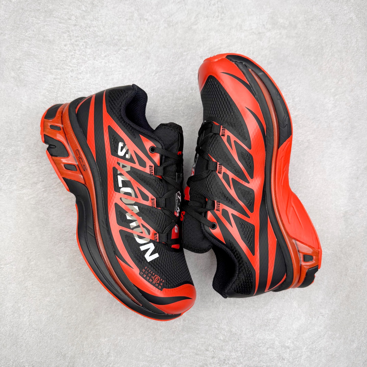 图片[3]-MM6 Maison Margiela x SALOMON XT-6 萨洛蒙联名系列低帮城市越野机能透气休闲运动鞋 鞋舌处附有迷你网眼袋收纳鞋绳以及下方的多色 Logo 标签 接着搭载奶油色 ACS 技术中底以及金色 TPU 塑料部件提升鞋款耐用性 中底与鞋面之间饰有海蓝色条状细节有效增添鞋款层次 最后应用黑色 Contragrip Chevron 外底完成鞋款设计 这次配色颇为高调 两款配色均以绚丽的渐变设计呈现 一款以粉紫渐变主打 另一款以黄绿渐变呈现 视觉效果相当吸睛 鞋面的使用玻璃纤维覆盖物加固 并通过细绳扣系带系统进行锁定 Salomon 的品牌logo 出现在脚后跟和前掌部位 中底虽然偏薄 但非常耐用 与模压塑料ACS 框架以及致密AC2 Muscle 鞋底单元结合 能够提供出色的支撑力和缓冲性 尺码：36 36.5 37.5 38 38.5 39 40 40.5 41 42 42.5 43 44 44.5 45 46.5-选品中心