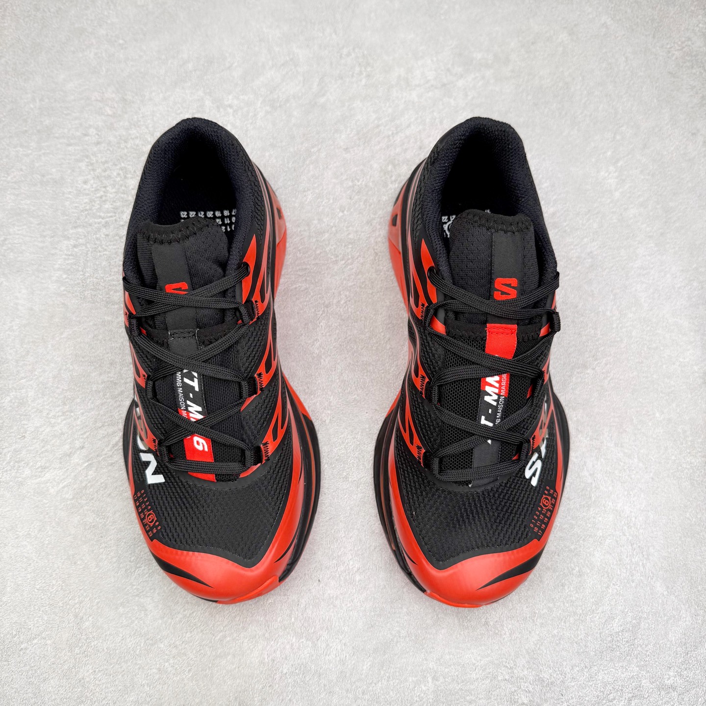 图片[2]-MM6 Maison Margiela x SALOMON XT-6 萨洛蒙联名系列低帮城市越野机能透气休闲运动鞋 鞋舌处附有迷你网眼袋收纳鞋绳以及下方的多色 Logo 标签 接着搭载奶油色 ACS 技术中底以及金色 TPU 塑料部件提升鞋款耐用性 中底与鞋面之间饰有海蓝色条状细节有效增添鞋款层次 最后应用黑色 Contragrip Chevron 外底完成鞋款设计 这次配色颇为高调 两款配色均以绚丽的渐变设计呈现 一款以粉紫渐变主打 另一款以黄绿渐变呈现 视觉效果相当吸睛 鞋面的使用玻璃纤维覆盖物加固 并通过细绳扣系带系统进行锁定 Salomon 的品牌logo 出现在脚后跟和前掌部位 中底虽然偏薄 但非常耐用 与模压塑料ACS 框架以及致密AC2 Muscle 鞋底单元结合 能够提供出色的支撑力和缓冲性 尺码：36 36.5 37.5 38 38.5 39 40 40.5 41 42 42.5 43 44 44.5 45 46.5-选品中心