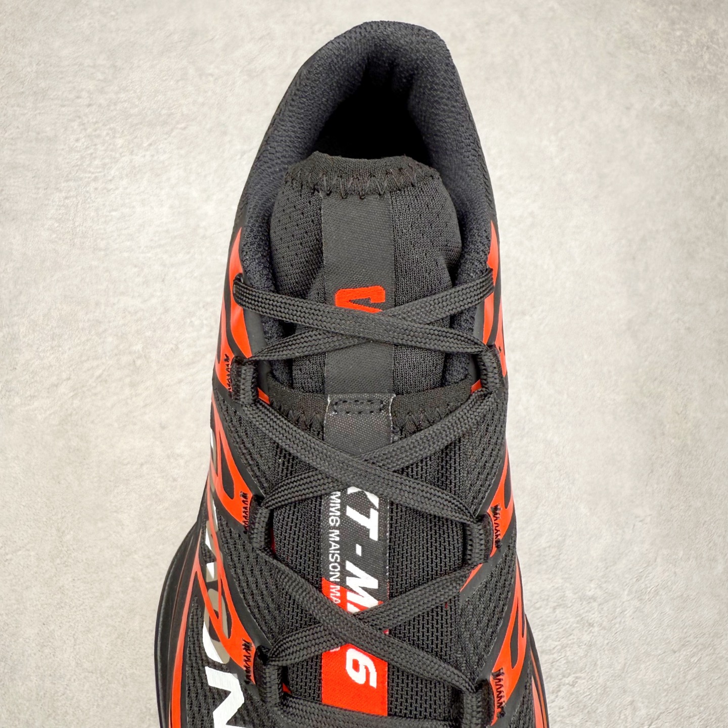 图片[5]-MM6 Maison Margiela x SALOMON XT-6 萨洛蒙联名系列低帮城市越野机能透气休闲运动鞋 鞋舌处附有迷你网眼袋收纳鞋绳以及下方的多色 Logo 标签 接着搭载奶油色 ACS 技术中底以及金色 TPU 塑料部件提升鞋款耐用性 中底与鞋面之间饰有海蓝色条状细节有效增添鞋款层次 最后应用黑色 Contragrip Chevron 外底完成鞋款设计 这次配色颇为高调 两款配色均以绚丽的渐变设计呈现 一款以粉紫渐变主打 另一款以黄绿渐变呈现 视觉效果相当吸睛 鞋面的使用玻璃纤维覆盖物加固 并通过细绳扣系带系统进行锁定 Salomon 的品牌logo 出现在脚后跟和前掌部位 中底虽然偏薄 但非常耐用 与模压塑料ACS 框架以及致密AC2 Muscle 鞋底单元结合 能够提供出色的支撑力和缓冲性 尺码：36 36.5 37.5 38 38.5 39 40 40.5 41 42 42.5 43 44 44.5 45 46.5-选品中心