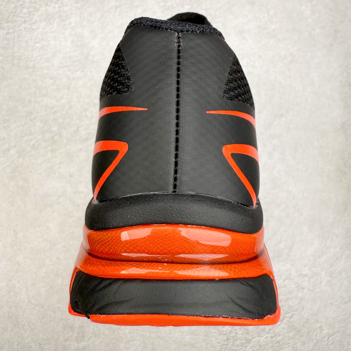 图片[8]-MM6 Maison Margiela x SALOMON XT-6 萨洛蒙联名系列低帮城市越野机能透气休闲运动鞋 鞋舌处附有迷你网眼袋收纳鞋绳以及下方的多色 Logo 标签 接着搭载奶油色 ACS 技术中底以及金色 TPU 塑料部件提升鞋款耐用性 中底与鞋面之间饰有海蓝色条状细节有效增添鞋款层次 最后应用黑色 Contragrip Chevron 外底完成鞋款设计 这次配色颇为高调 两款配色均以绚丽的渐变设计呈现 一款以粉紫渐变主打 另一款以黄绿渐变呈现 视觉效果相当吸睛 鞋面的使用玻璃纤维覆盖物加固 并通过细绳扣系带系统进行锁定 Salomon 的品牌logo 出现在脚后跟和前掌部位 中底虽然偏薄 但非常耐用 与模压塑料ACS 框架以及致密AC2 Muscle 鞋底单元结合 能够提供出色的支撑力和缓冲性 尺码：36 36.5 37.5 38 38.5 39 40 40.5 41 42 42.5 43 44 44.5 45 46.5-选品中心