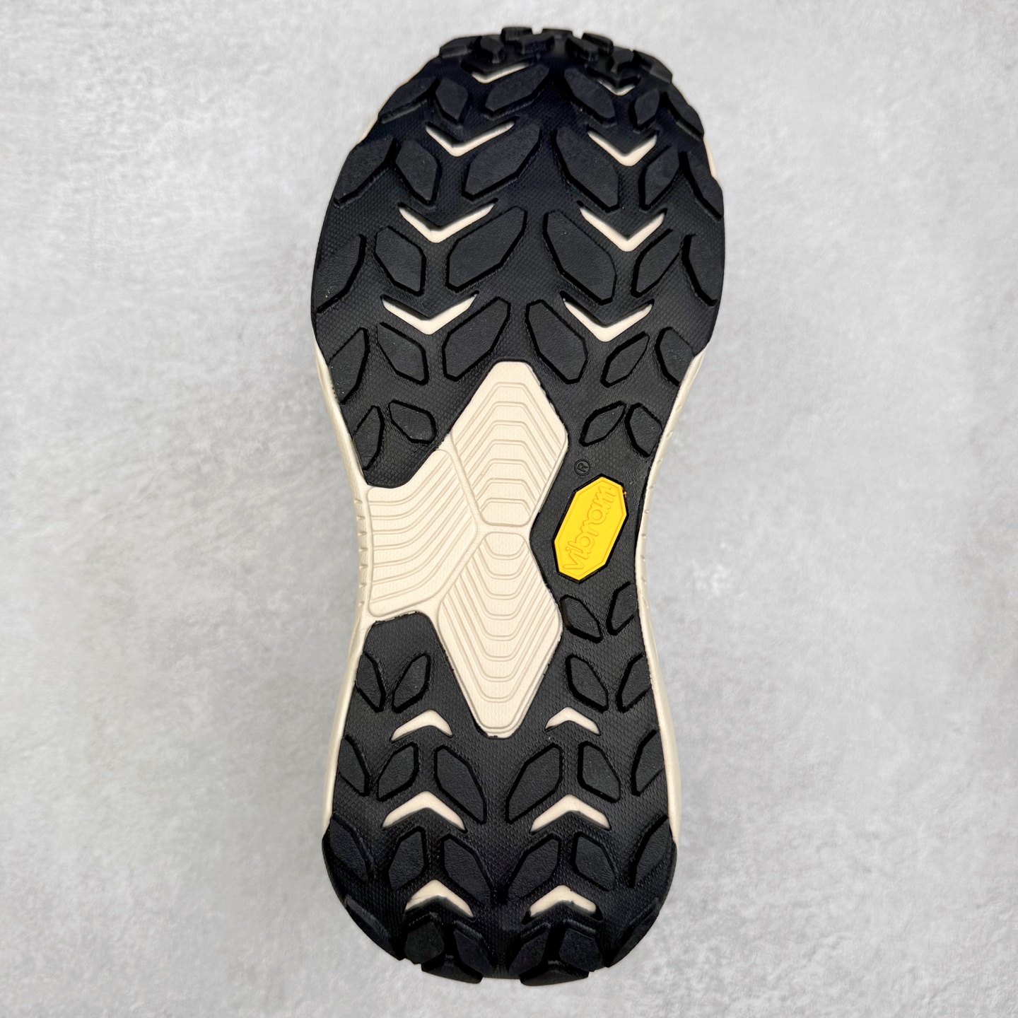 图片[9]-HOKA ONE ONE Transport GTX 圆头舒适防滑耐磨低帮徒步鞋 HOKA ONE ONE是来自美国的跑步鞋知名品牌，创立于2009年，始终致力于为所有跑者提供更新、更好的跑步装备。相比常规跑鞋，HOKA ONE ONE特别研发使用性能独特的几何形跑鞋中底，此种鞋底更厚、更高、回弹性也更好，除了卓越的缓冲性能，它还能內各种阶段的跑者带来更具动感、更加稳定的跑步体验。HOKAONE ONE从设计之初就清楚意识到，要保证跑者步幅的均匀一致，双脚自然而然的运动至关重要。尺码：36 36.5 37.5 38 38.5 39 40 40.5 41 42 42.5 43 44 44.5 45-选品中心