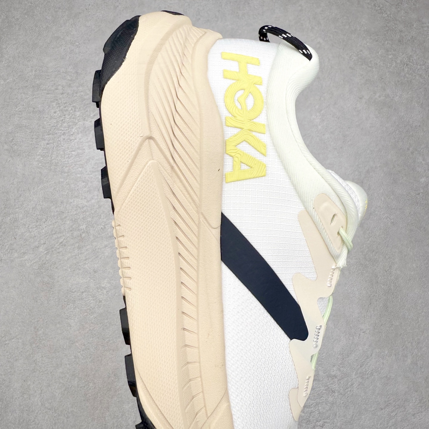 图片[6]-HOKA ONE ONE Transport GTX 圆头舒适防滑耐磨低帮徒步鞋 HOKA ONE ONE是来自美国的跑步鞋知名品牌，创立于2009年，始终致力于为所有跑者提供更新、更好的跑步装备。相比常规跑鞋，HOKA ONE ONE特别研发使用性能独特的几何形跑鞋中底，此种鞋底更厚、更高、回弹性也更好，除了卓越的缓冲性能，它还能內各种阶段的跑者带来更具动感、更加稳定的跑步体验。HOKAONE ONE从设计之初就清楚意识到，要保证跑者步幅的均匀一致，双脚自然而然的运动至关重要。尺码：36 36.5 37.5 38 38.5 39 40 40.5 41 42 42.5 43 44 44.5 45-选品中心