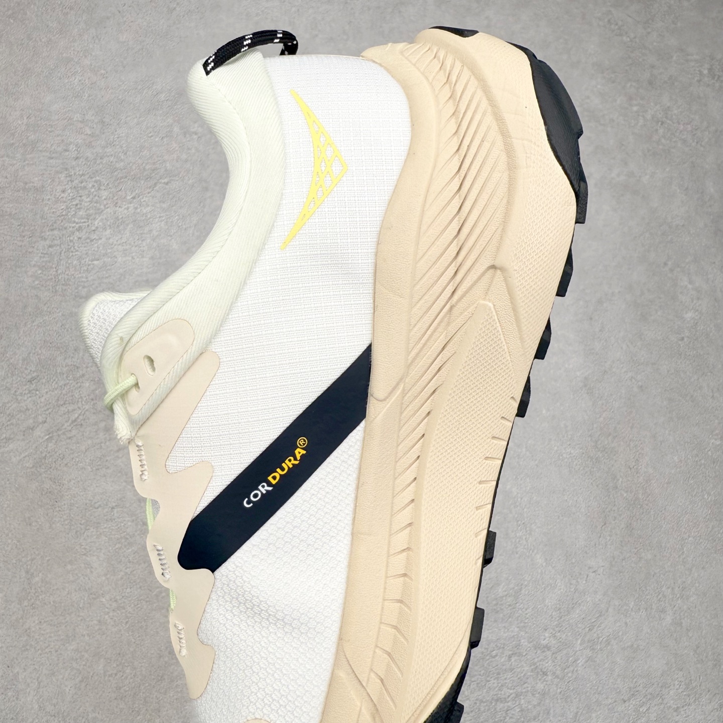 图片[7]-HOKA ONE ONE Transport GTX 圆头舒适防滑耐磨低帮徒步鞋 HOKA ONE ONE是来自美国的跑步鞋知名品牌，创立于2009年，始终致力于为所有跑者提供更新、更好的跑步装备。相比常规跑鞋，HOKA ONE ONE特别研发使用性能独特的几何形跑鞋中底，此种鞋底更厚、更高、回弹性也更好，除了卓越的缓冲性能，它还能內各种阶段的跑者带来更具动感、更加稳定的跑步体验。HOKAONE ONE从设计之初就清楚意识到，要保证跑者步幅的均匀一致，双脚自然而然的运动至关重要。尺码：36 36.5 37.5 38 38.5 39 40 40.5 41 42 42.5 43 44 44.5 45-选品中心