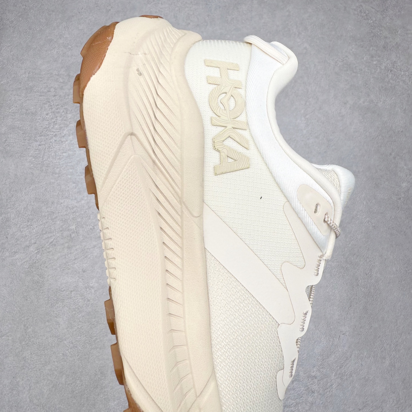 图片[6]-HOKA ONE ONE Transport GTX 圆头舒适防滑耐磨低帮徒步鞋 HOKA ONE ONE是来自美国的跑步鞋知名品牌，创立于2009年，始终致力于为所有跑者提供更新、更好的跑步装备。相比常规跑鞋，HOKA ONE ONE特别研发使用性能独特的几何形跑鞋中底，此种鞋底更厚、更高、回弹性也更好，除了卓越的缓冲性能，它还能內各种阶段的跑者带来更具动感、更加稳定的跑步体验。HOKAONE ONE从设计之初就清楚意识到，要保证跑者步幅的均匀一致，双脚自然而然的运动至关重要。尺码：36 36.5 37.5 38 38.5 39 40 40.5 41 42 42.5 43 44 44.5 45-选品中心