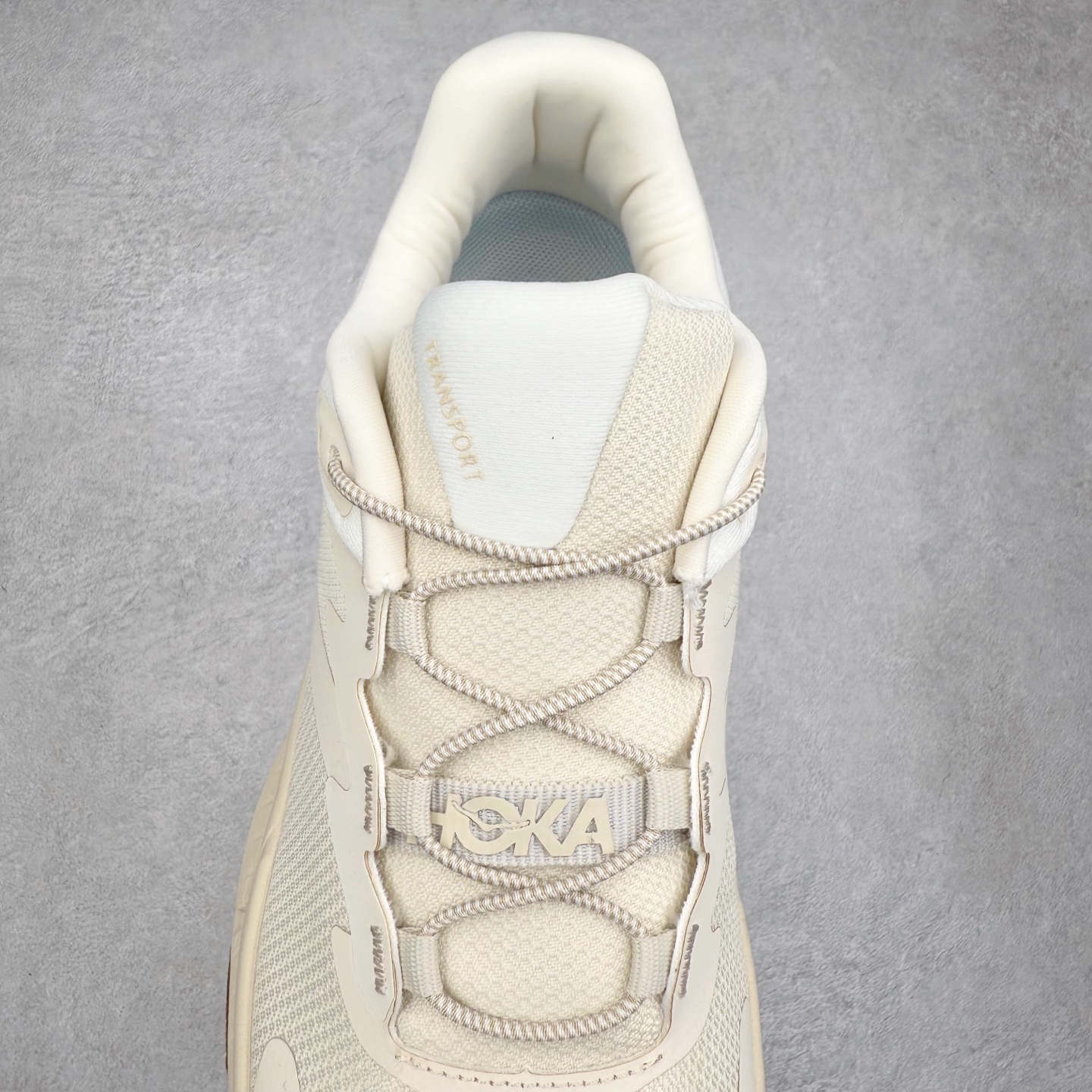 图片[5]-HOKA ONE ONE Transport GTX 圆头舒适防滑耐磨低帮徒步鞋 HOKA ONE ONE是来自美国的跑步鞋知名品牌，创立于2009年，始终致力于为所有跑者提供更新、更好的跑步装备。相比常规跑鞋，HOKA ONE ONE特别研发使用性能独特的几何形跑鞋中底，此种鞋底更厚、更高、回弹性也更好，除了卓越的缓冲性能，它还能內各种阶段的跑者带来更具动感、更加稳定的跑步体验。HOKAONE ONE从设计之初就清楚意识到，要保证跑者步幅的均匀一致，双脚自然而然的运动至关重要。尺码：36 36.5 37.5 38 38.5 39 40 40.5 41 42 42.5 43 44 44.5 45-选品中心