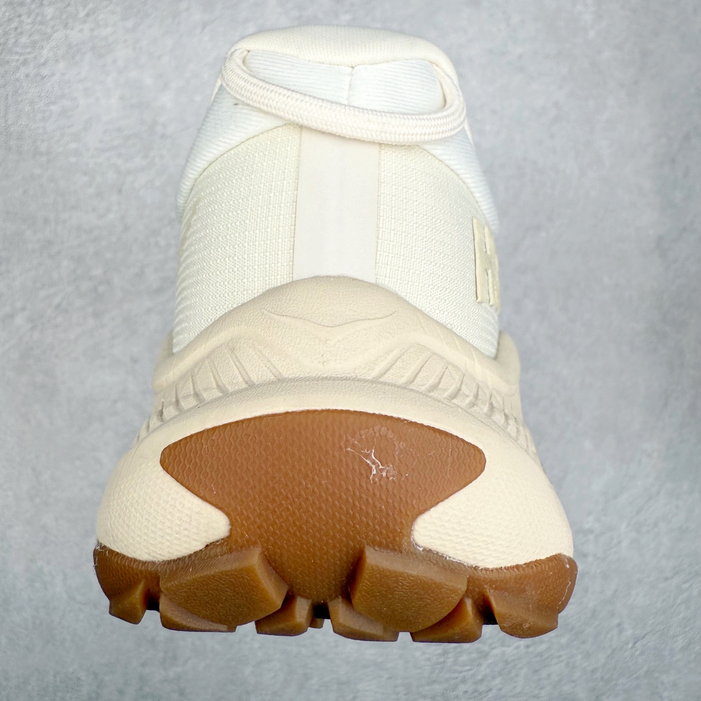 图片[8]-HOKA ONE ONE Transport GTX 圆头舒适防滑耐磨低帮徒步鞋 HOKA ONE ONE是来自美国的跑步鞋知名品牌，创立于2009年，始终致力于为所有跑者提供更新、更好的跑步装备。相比常规跑鞋，HOKA ONE ONE特别研发使用性能独特的几何形跑鞋中底，此种鞋底更厚、更高、回弹性也更好，除了卓越的缓冲性能，它还能內各种阶段的跑者带来更具动感、更加稳定的跑步体验。HOKAONE ONE从设计之初就清楚意识到，要保证跑者步幅的均匀一致，双脚自然而然的运动至关重要。尺码：36 36.5 37.5 38 38.5 39 40 40.5 41 42 42.5 43 44 44.5 45-选品中心