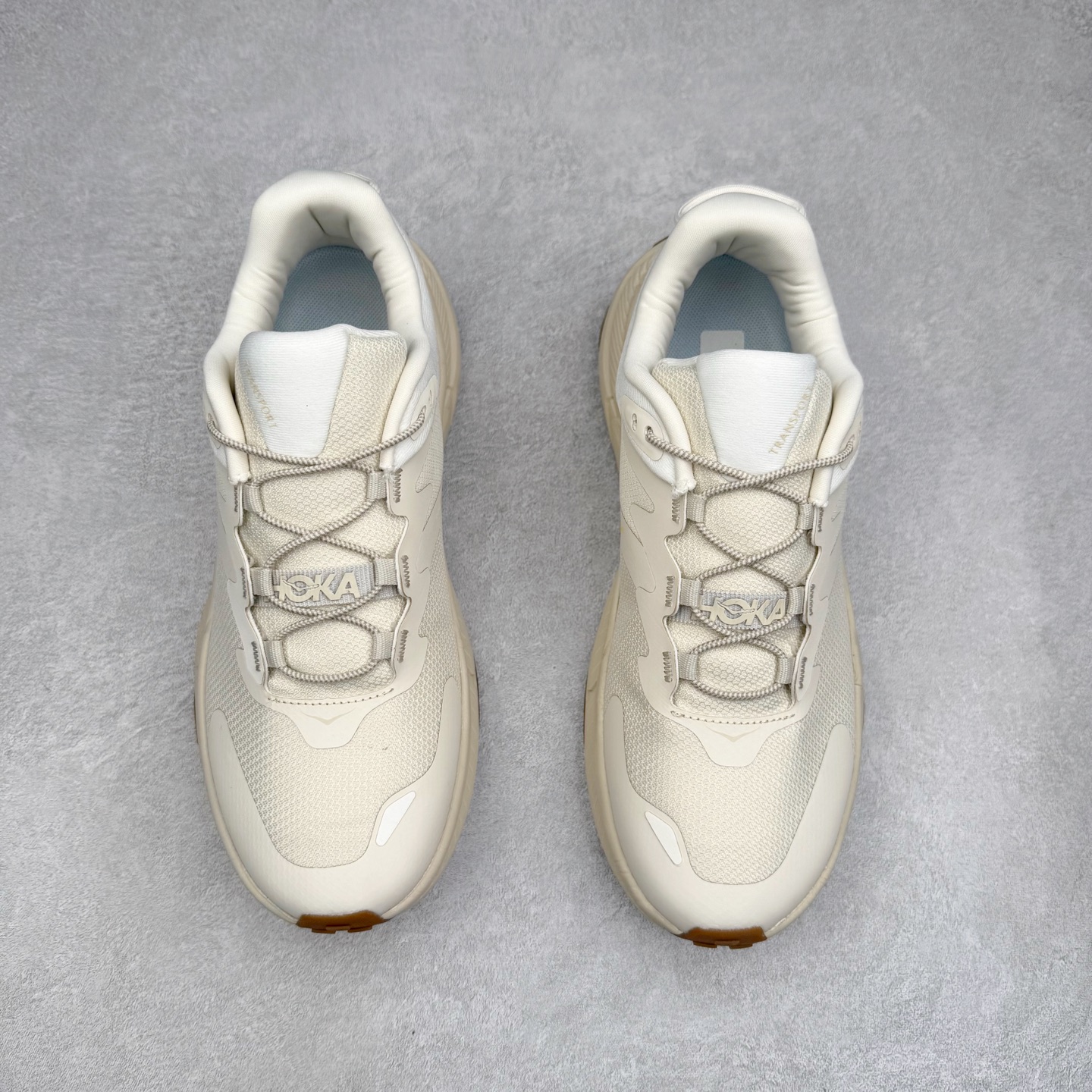 图片[2]-HOKA ONE ONE Transport GTX 圆头舒适防滑耐磨低帮徒步鞋 HOKA ONE ONE是来自美国的跑步鞋知名品牌，创立于2009年，始终致力于为所有跑者提供更新、更好的跑步装备。相比常规跑鞋，HOKA ONE ONE特别研发使用性能独特的几何形跑鞋中底，此种鞋底更厚、更高、回弹性也更好，除了卓越的缓冲性能，它还能內各种阶段的跑者带来更具动感、更加稳定的跑步体验。HOKAONE ONE从设计之初就清楚意识到，要保证跑者步幅的均匀一致，双脚自然而然的运动至关重要。尺码：36 36.5 37.5 38 38.5 39 40 40.5 41 42 42.5 43 44 44.5 45-选品中心
