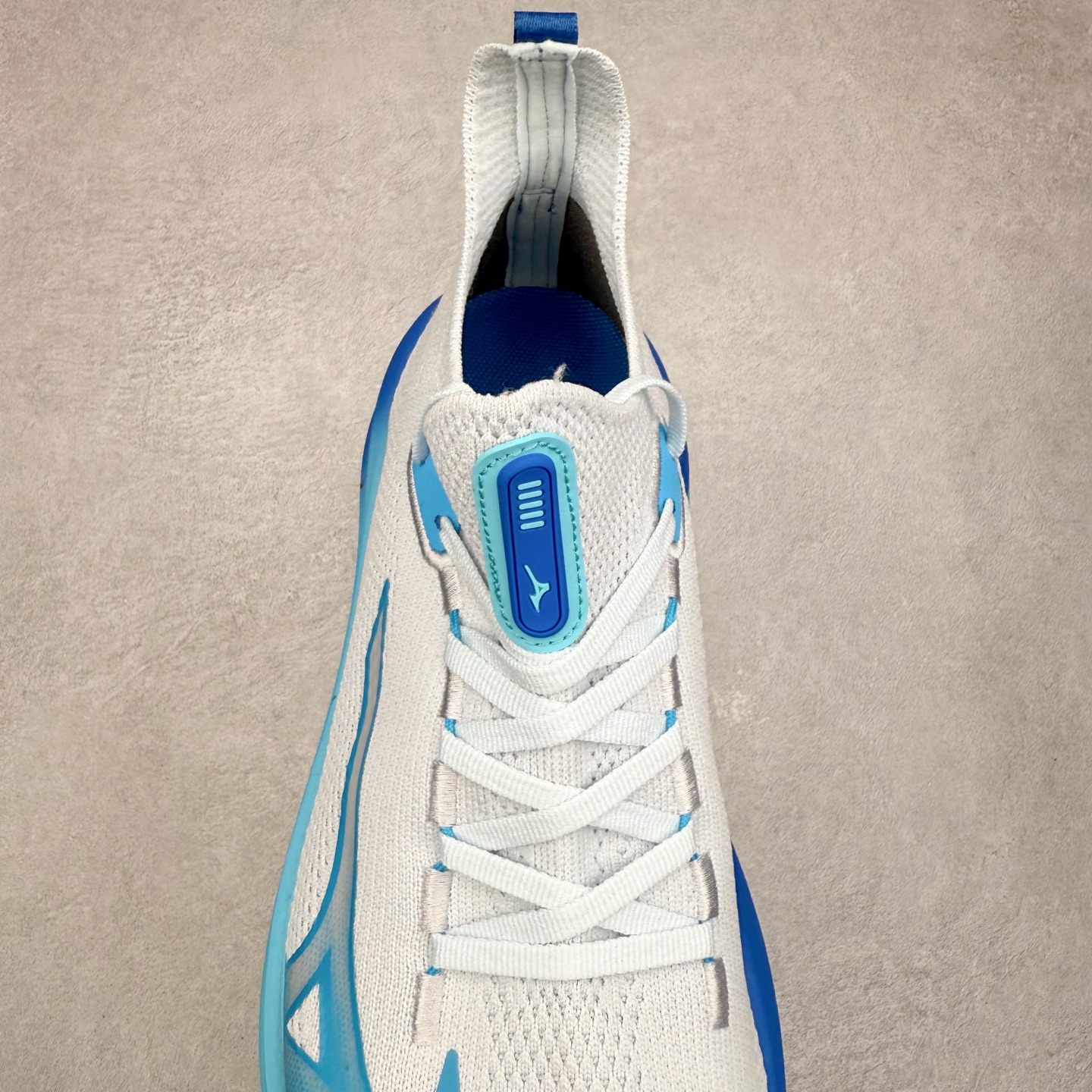 图片[5]-Mizuno Neo Vista Y2K柔软舒适减震耐磨支撑 低帮休闲跑步鞋 男女同款 美津浓（Mizuno）是日本美津浓株式会社于1906年创立的运动品牌，经过一个多世纪的不断努力现已成为世界著名的运动器具、服装和鞋类生产商。美津浓力求服务于各类运动项目，并竭力使运动生活更加愉快和振奋。产品种类齐全，覆盖几乎全部主要运动项目，达到30万多个品类。尺码：36 36.5 37.5 38 38.5 39 40 40.5 41 42 42.5 43 44 44.5 45-选品中心