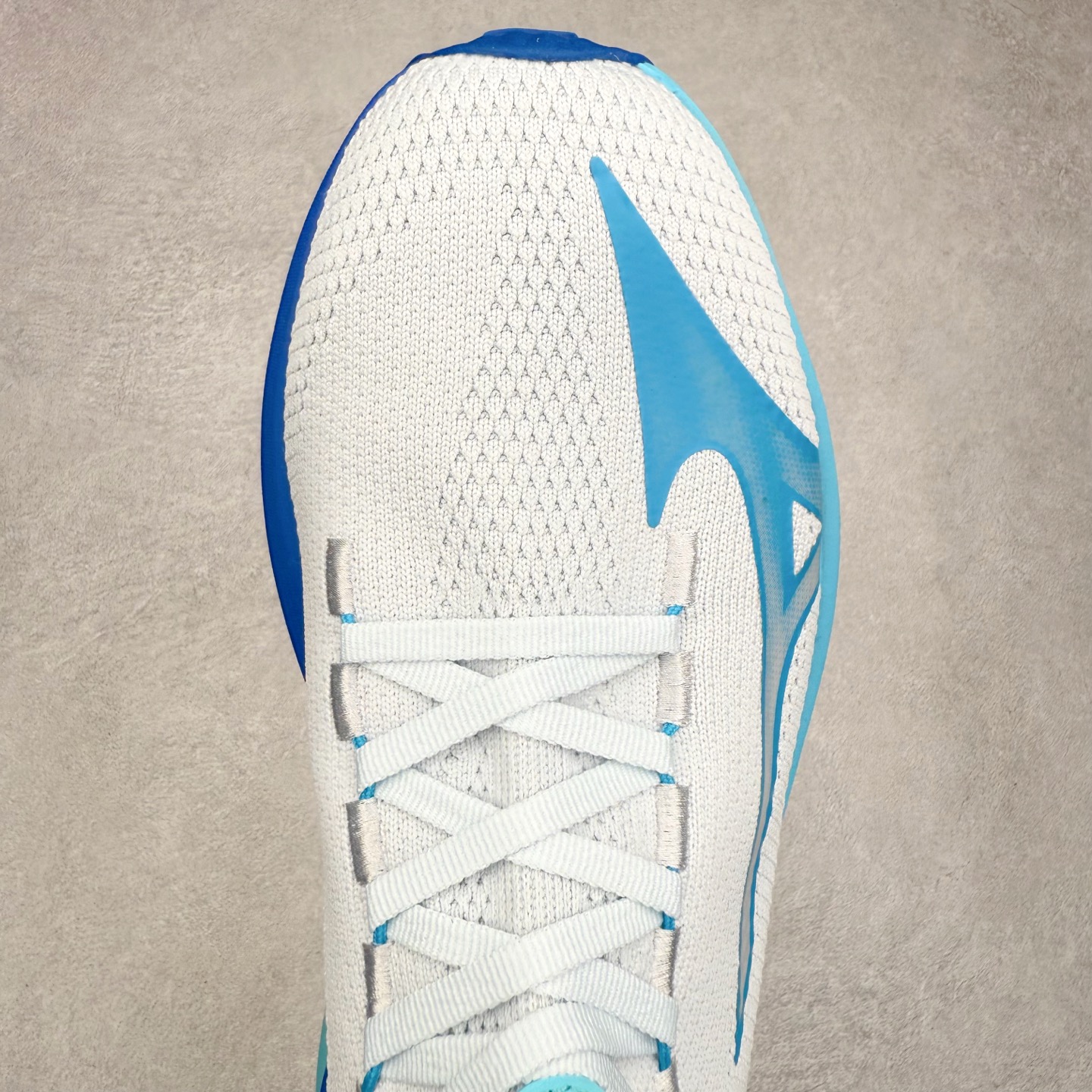 图片[4]-Mizuno Neo Vista Y2K柔软舒适减震耐磨支撑 低帮休闲跑步鞋 男女同款 美津浓（Mizuno）是日本美津浓株式会社于1906年创立的运动品牌，经过一个多世纪的不断努力现已成为世界著名的运动器具、服装和鞋类生产商。美津浓力求服务于各类运动项目，并竭力使运动生活更加愉快和振奋。产品种类齐全，覆盖几乎全部主要运动项目，达到30万多个品类。尺码：36 36.5 37.5 38 38.5 39 40 40.5 41 42 42.5 43 44 44.5 45-选品中心