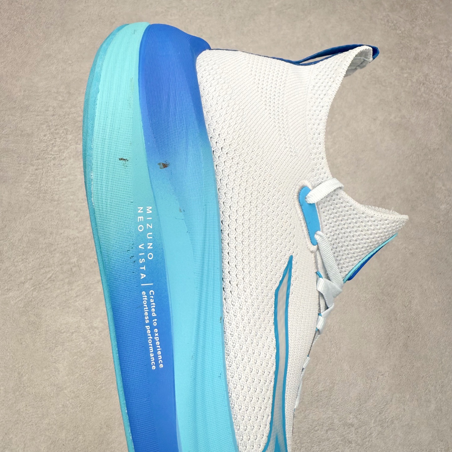 图片[6]-Mizuno Neo Vista Y2K柔软舒适减震耐磨支撑 低帮休闲跑步鞋 男女同款 美津浓（Mizuno）是日本美津浓株式会社于1906年创立的运动品牌，经过一个多世纪的不断努力现已成为世界著名的运动器具、服装和鞋类生产商。美津浓力求服务于各类运动项目，并竭力使运动生活更加愉快和振奋。产品种类齐全，覆盖几乎全部主要运动项目，达到30万多个品类。尺码：36 36.5 37.5 38 38.5 39 40 40.5 41 42 42.5 43 44 44.5 45-选品中心