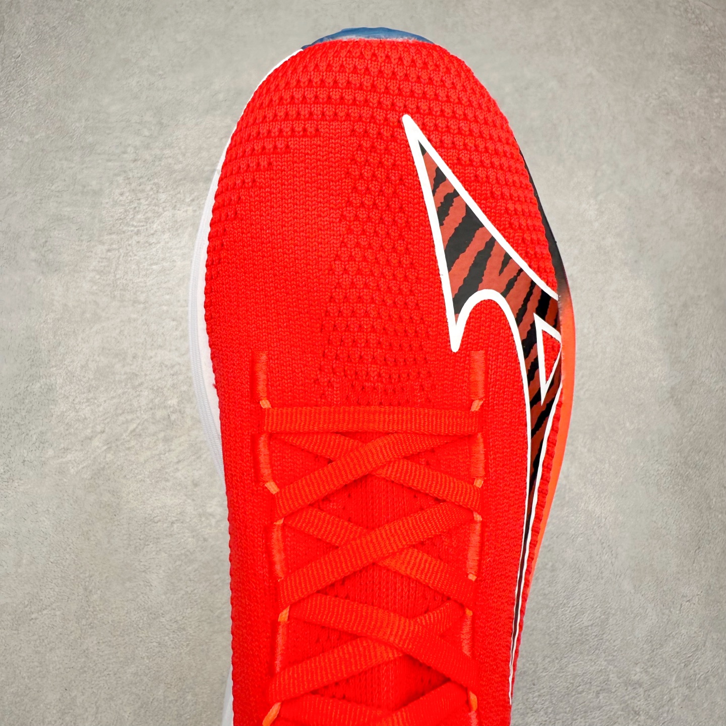 图片[4]-Mizuno Neo Vista Y2K柔软舒适减震耐磨支撑 低帮休闲跑步鞋 男女同款 美津浓（Mizuno）是日本美津浓株式会社于1906年创立的运动品牌，经过一个多世纪的不断努力现已成为世界著名的运动器具、服装和鞋类生产商。美津浓力求服务于各类运动项目，并竭力使运动生活更加愉快和振奋。产品种类齐全，覆盖几乎全部主要运动项目，达到30万多个品类。尺码：36 36.5 37.5 38 38.5 39 40 40.5 41 42 42.5 43 44 44.5 45-选品中心