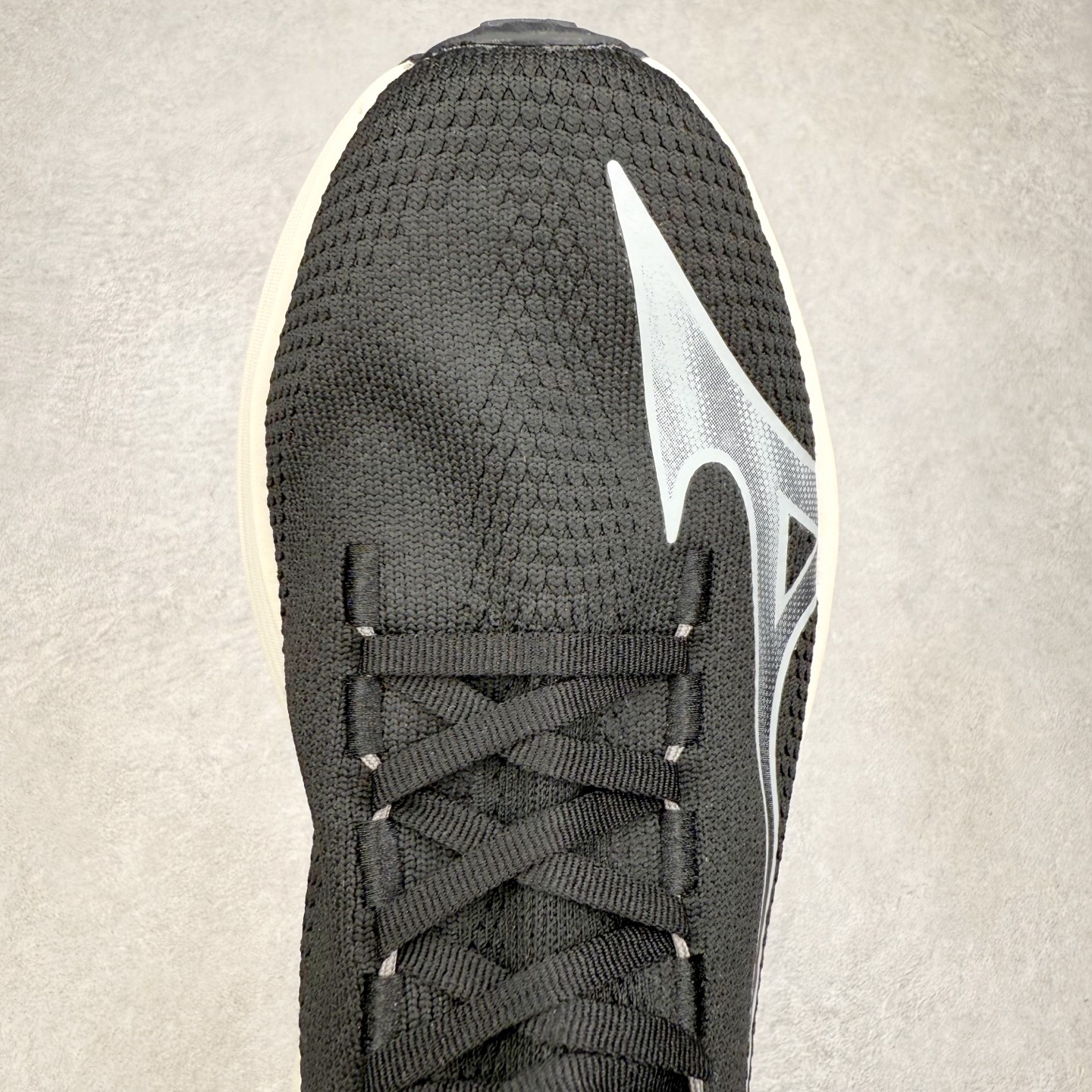 图片[4]-Mizuno Neo Vista Y2K柔软舒适减震耐磨支撑 低帮休闲跑步鞋 男女同款 美津浓（Mizuno）是日本美津浓株式会社于1906年创立的运动品牌，经过一个多世纪的不断努力现已成为世界著名的运动器具、服装和鞋类生产商。美津浓力求服务于各类运动项目，并竭力使运动生活更加愉快和振奋。产品种类齐全，覆盖几乎全部主要运动项目，达到30万多个品类。尺码：36 36.5 37.5 38 38.5 39 40 40.5 41 42 42.5 43 44 44.5 45-选品中心