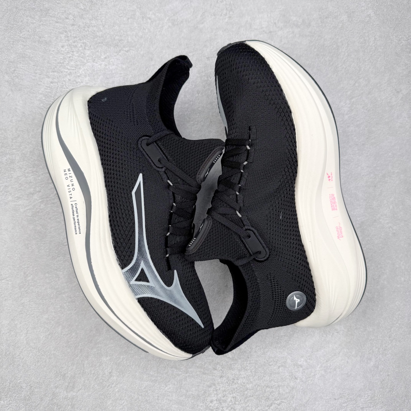 图片[3]-Mizuno Neo Vista Y2K柔软舒适减震耐磨支撑 低帮休闲跑步鞋 男女同款 美津浓（Mizuno）是日本美津浓株式会社于1906年创立的运动品牌，经过一个多世纪的不断努力现已成为世界著名的运动器具、服装和鞋类生产商。美津浓力求服务于各类运动项目，并竭力使运动生活更加愉快和振奋。产品种类齐全，覆盖几乎全部主要运动项目，达到30万多个品类。尺码：36 36.5 37.5 38 38.5 39 40 40.5 41 42 42.5 43 44 44.5 45-选品中心