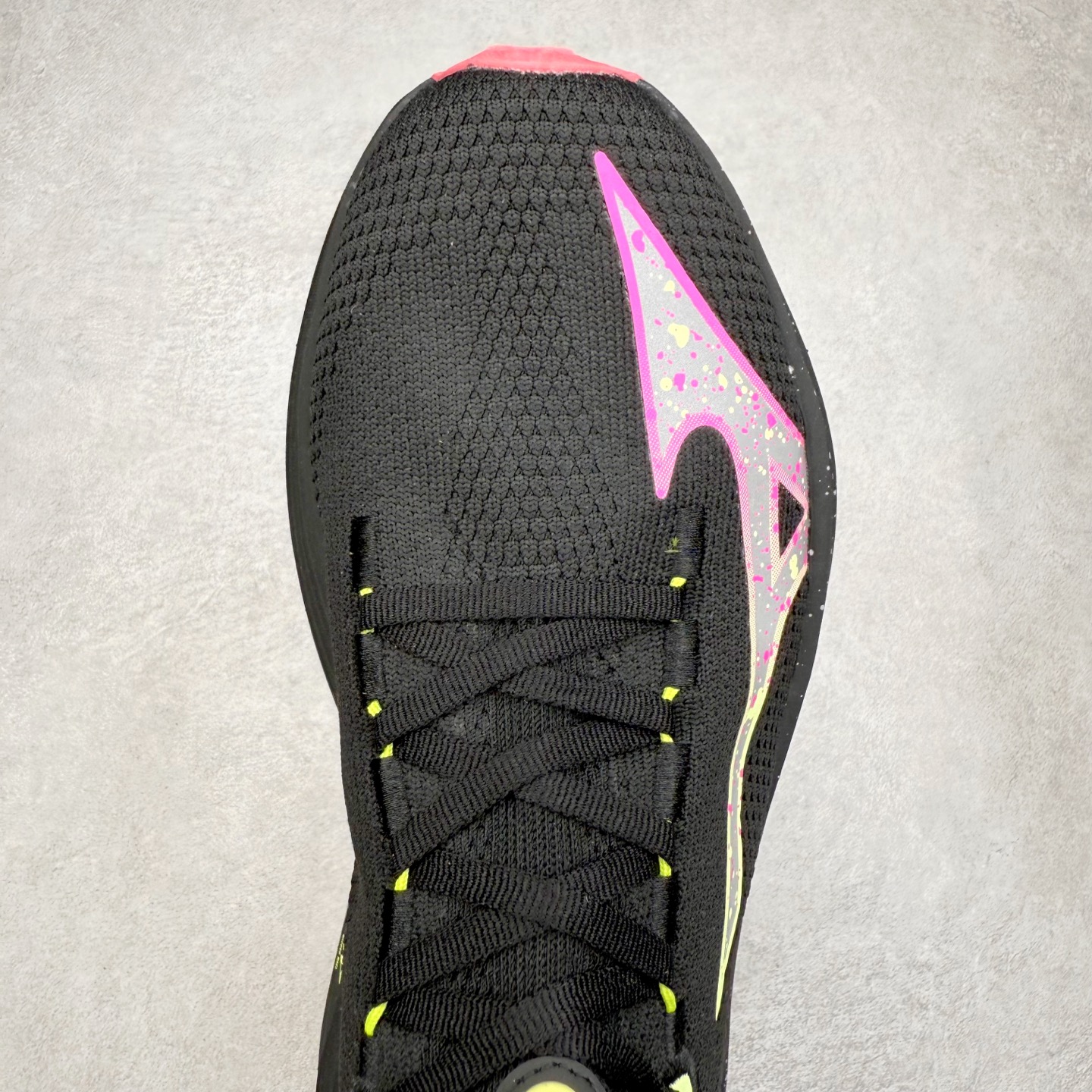 图片[4]-Mizuno Neo Vista Y2K柔软舒适减震耐磨支撑 低帮休闲跑步鞋 男女同款 美津浓（Mizuno）是日本美津浓株式会社于1906年创立的运动品牌，经过一个多世纪的不断努力现已成为世界著名的运动器具、服装和鞋类生产商。美津浓力求服务于各类运动项目，并竭力使运动生活更加愉快和振奋。产品种类齐全，覆盖几乎全部主要运动项目，达到30万多个品类。尺码：36 36.5 37.5 38 38.5 39 40 40.5 41 42 42.5 43 44 44.5 45-选品中心