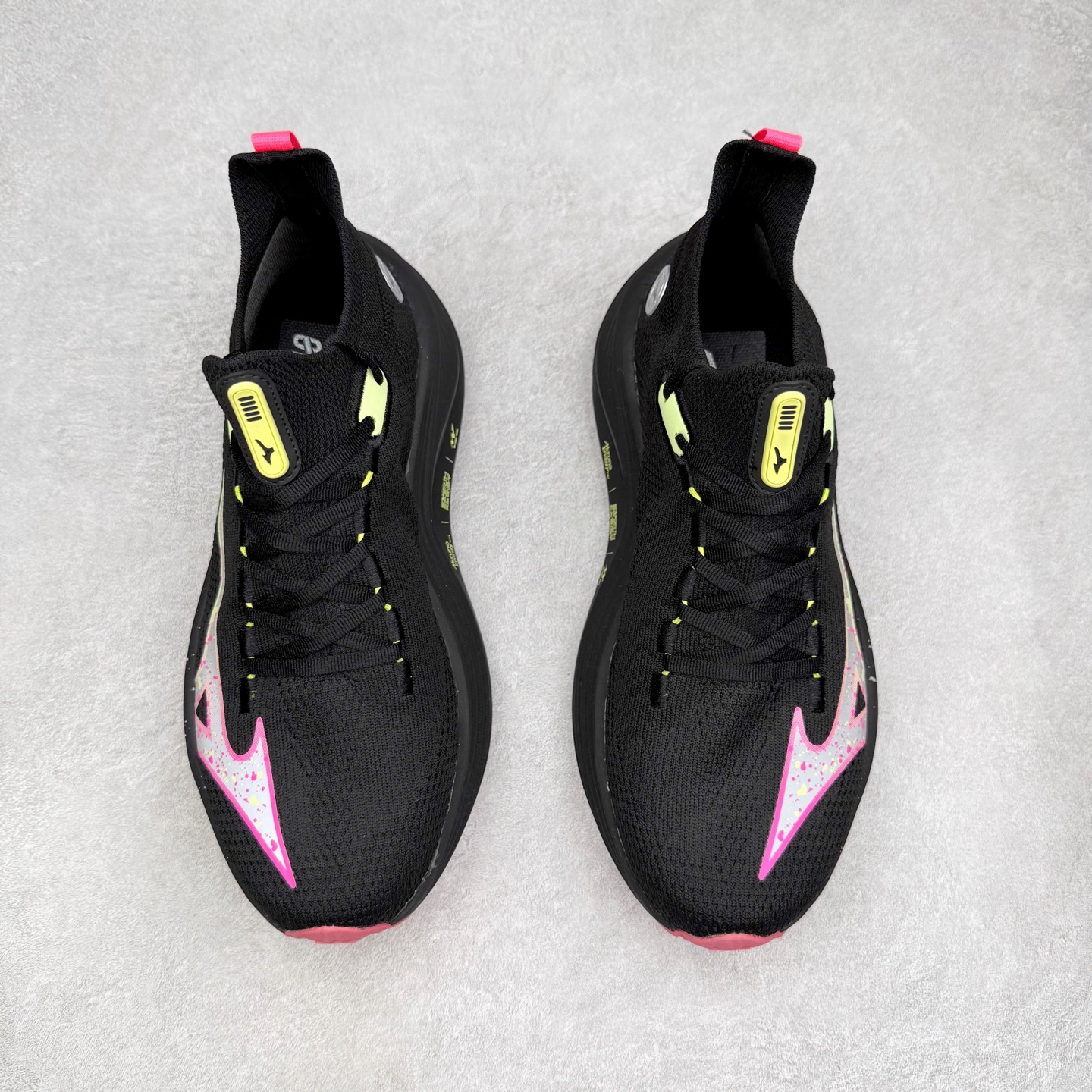 图片[2]-Mizuno Neo Vista Y2K柔软舒适减震耐磨支撑 低帮休闲跑步鞋 男女同款 美津浓（Mizuno）是日本美津浓株式会社于1906年创立的运动品牌，经过一个多世纪的不断努力现已成为世界著名的运动器具、服装和鞋类生产商。美津浓力求服务于各类运动项目，并竭力使运动生活更加愉快和振奋。产品种类齐全，覆盖几乎全部主要运动项目，达到30万多个品类。尺码：36 36.5 37.5 38 38.5 39 40 40.5 41 42 42.5 43 44 44.5 45-选品中心