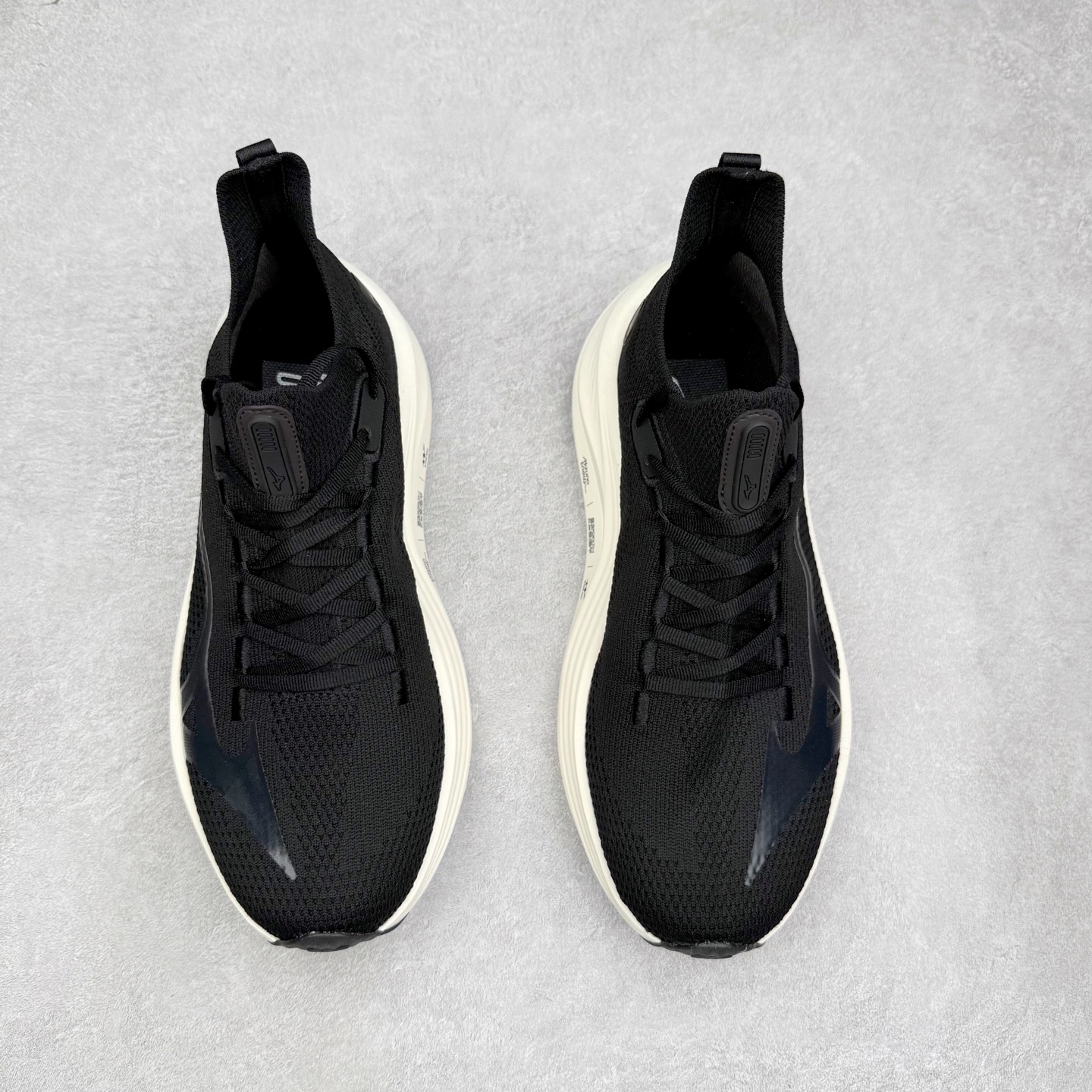 图片[2]-Mizuno Neo Vista Y2K柔软舒适减震耐磨支撑 低帮休闲跑步鞋 男女同款 美津浓（Mizuno）是日本美津浓株式会社于1906年创立的运动品牌，经过一个多世纪的不断努力现已成为世界著名的运动器具、服装和鞋类生产商。美津浓力求服务于各类运动项目，并竭力使运动生活更加愉快和振奋。产品种类齐全，覆盖几乎全部主要运动项目，达到30万多个品类。尺码：36 36.5 37.5 38 38.5 39 40 40.5 41 42 42.5 43 44 44.5 45-选品中心