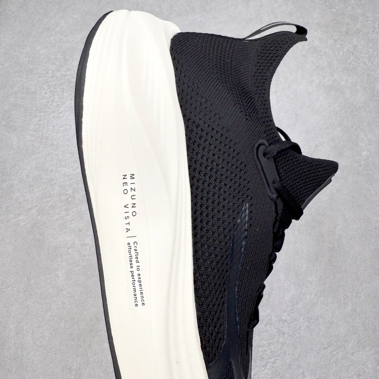 图片[6]-Mizuno Neo Vista Y2K柔软舒适减震耐磨支撑 低帮休闲跑步鞋 男女同款 美津浓（Mizuno）是日本美津浓株式会社于1906年创立的运动品牌，经过一个多世纪的不断努力现已成为世界著名的运动器具、服装和鞋类生产商。美津浓力求服务于各类运动项目，并竭力使运动生活更加愉快和振奋。产品种类齐全，覆盖几乎全部主要运动项目，达到30万多个品类。尺码：36 36.5 37.5 38 38.5 39 40 40.5 41 42 42.5 43 44 44.5 45-选品中心