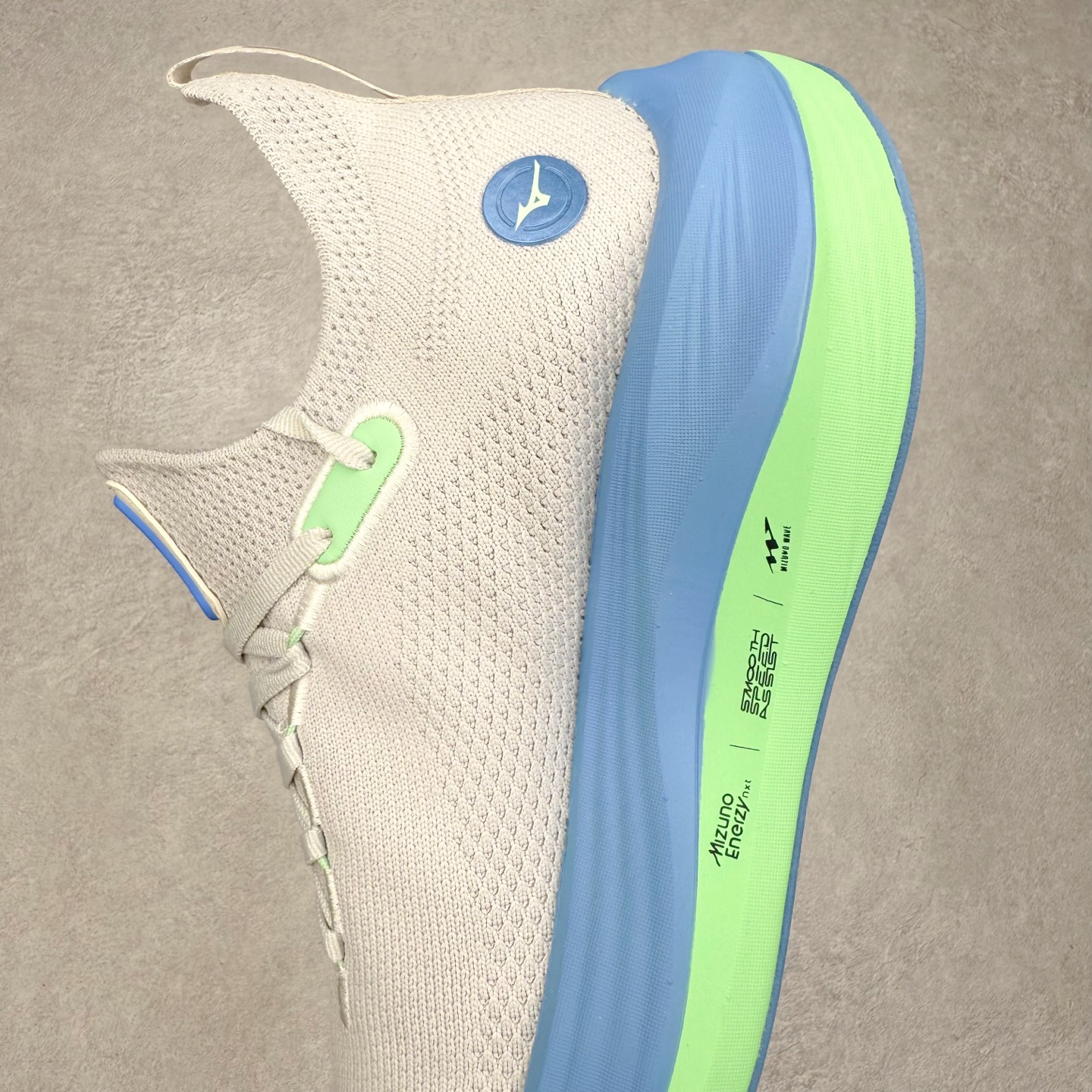 图片[7]-Mizuno Neo Vista Y2K柔软舒适减震耐磨支撑 低帮休闲跑步鞋 男女同款 美津浓（Mizuno）是日本美津浓株式会社于1906年创立的运动品牌，经过一个多世纪的不断努力现已成为世界著名的运动器具、服装和鞋类生产商。美津浓力求服务于各类运动项目，并竭力使运动生活更加愉快和振奋。产品种类齐全，覆盖几乎全部主要运动项目，达到30万多个品类。尺码：36 36.5 37.5 38 38.5 39 40 40.5 41 42 42.5 43 44 44.5 45-选品中心