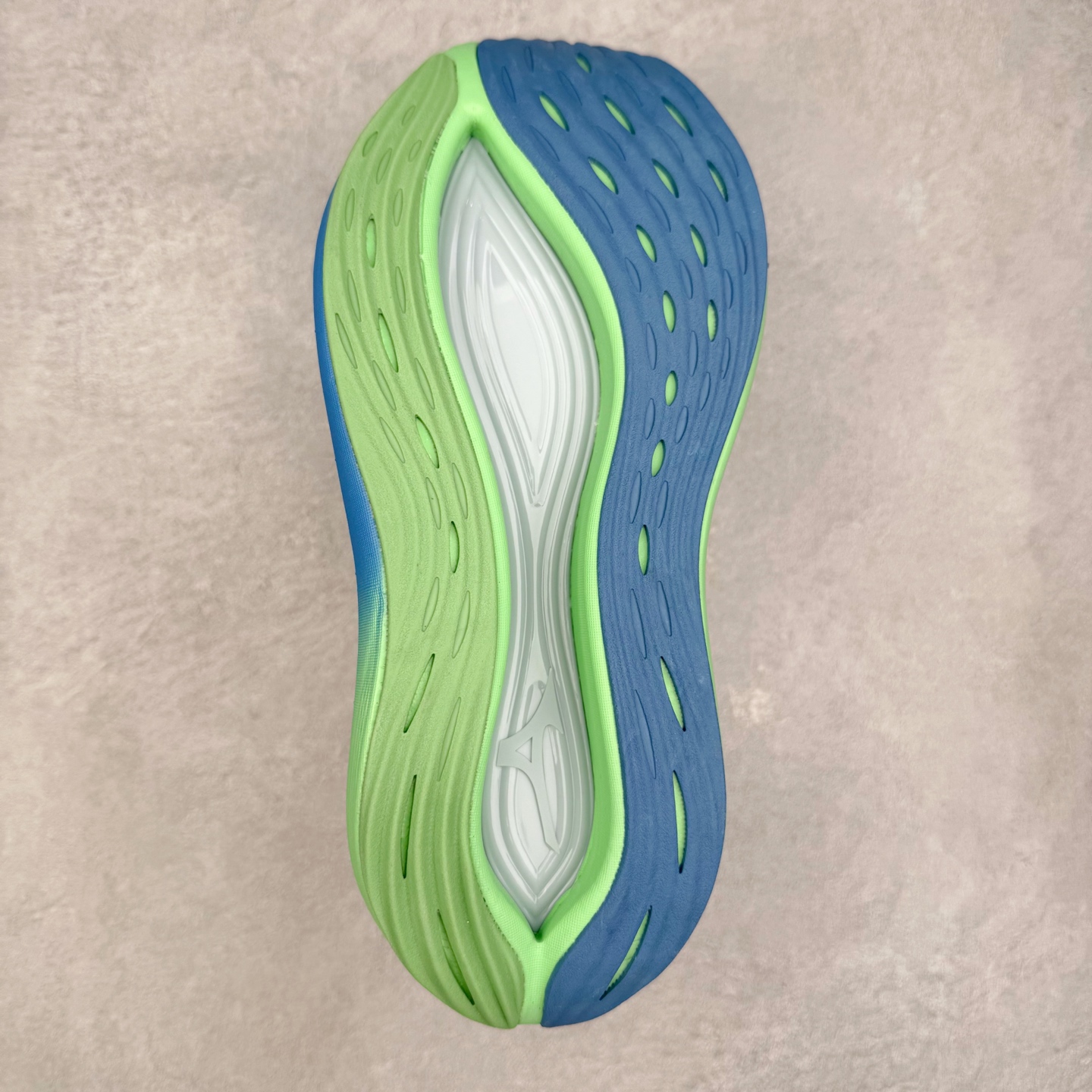 图片[9]-Mizuno Neo Vista Y2K柔软舒适减震耐磨支撑 低帮休闲跑步鞋 男女同款 美津浓（Mizuno）是日本美津浓株式会社于1906年创立的运动品牌，经过一个多世纪的不断努力现已成为世界著名的运动器具、服装和鞋类生产商。美津浓力求服务于各类运动项目，并竭力使运动生活更加愉快和振奋。产品种类齐全，覆盖几乎全部主要运动项目，达到30万多个品类。尺码：36 36.5 37.5 38 38.5 39 40 40.5 41 42 42.5 43 44 44.5 45-选品中心