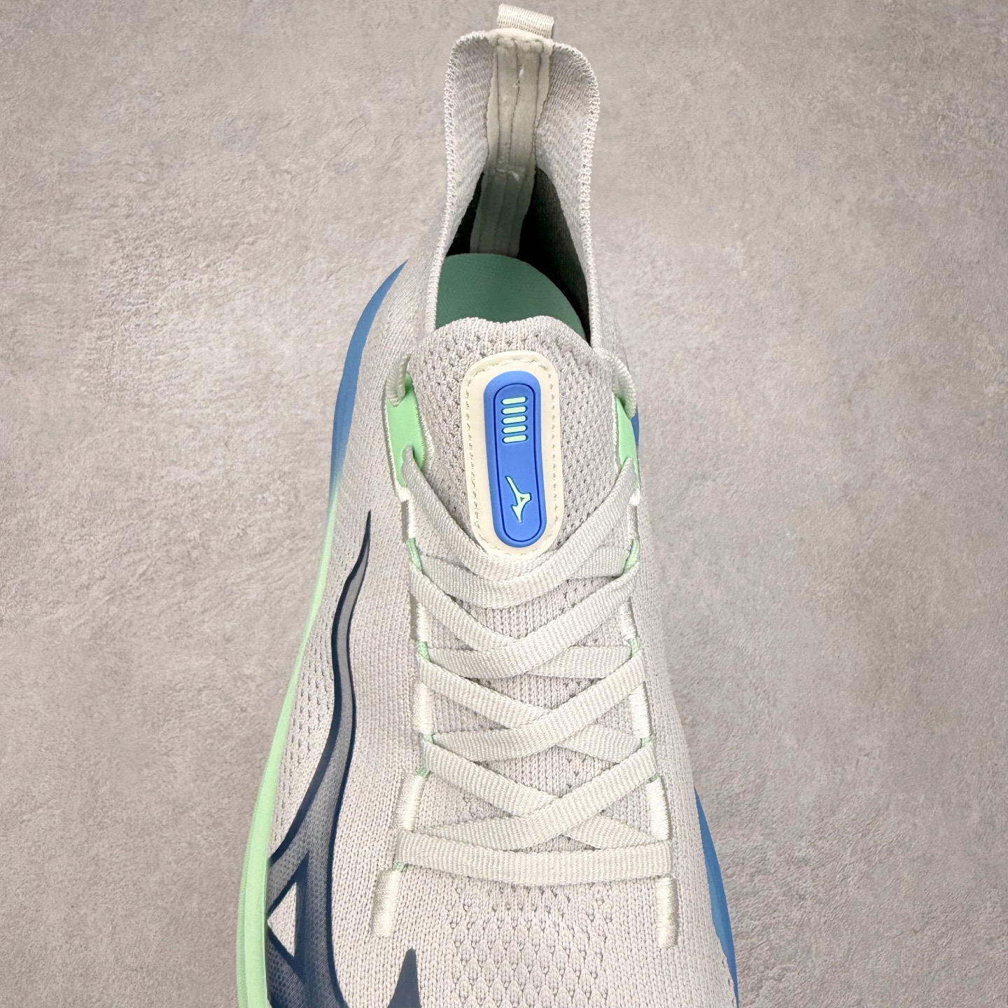 图片[5]-Mizuno Neo Vista Y2K柔软舒适减震耐磨支撑 低帮休闲跑步鞋 男女同款 美津浓（Mizuno）是日本美津浓株式会社于1906年创立的运动品牌，经过一个多世纪的不断努力现已成为世界著名的运动器具、服装和鞋类生产商。美津浓力求服务于各类运动项目，并竭力使运动生活更加愉快和振奋。产品种类齐全，覆盖几乎全部主要运动项目，达到30万多个品类。尺码：36 36.5 37.5 38 38.5 39 40 40.5 41 42 42.5 43 44 44.5 45-选品中心