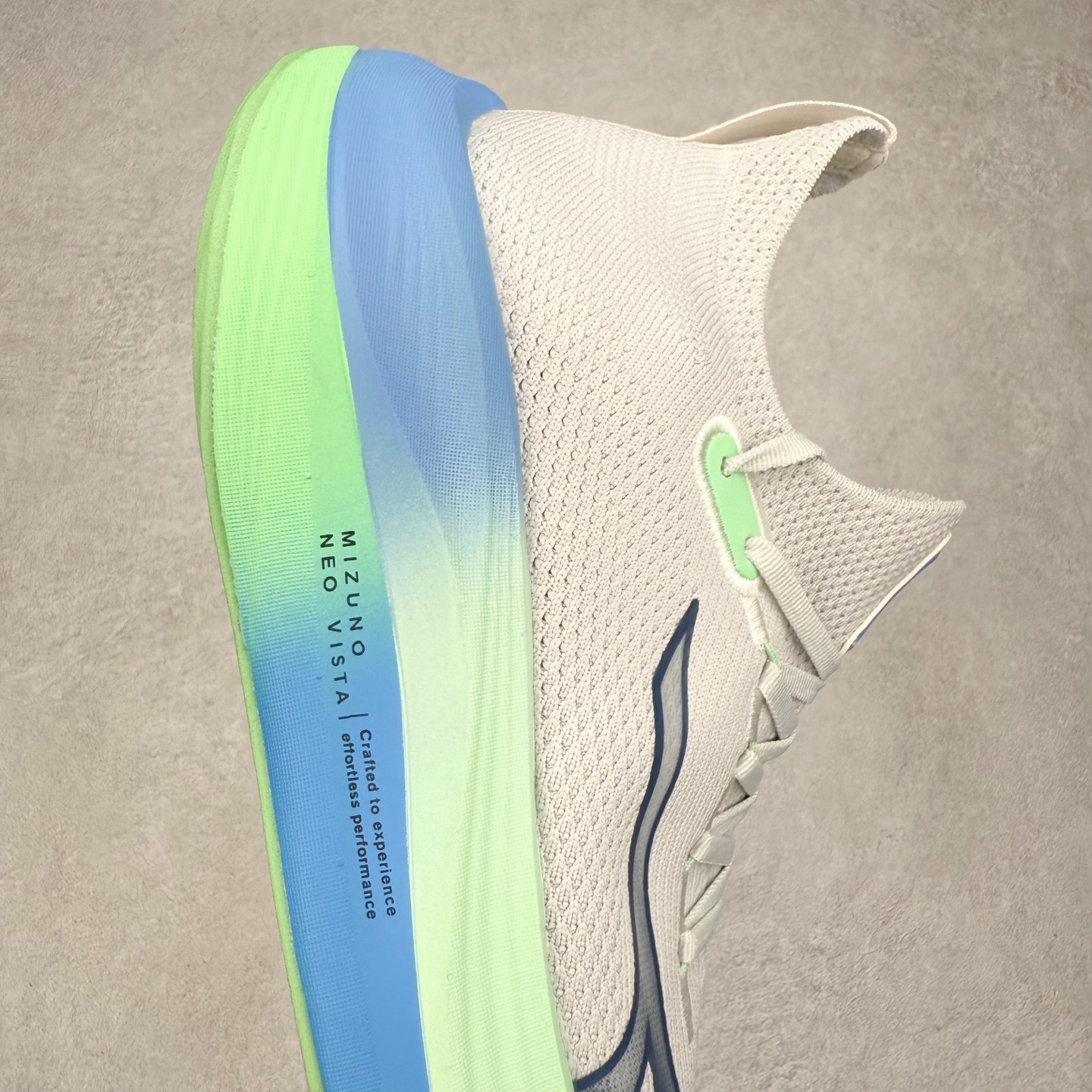 图片[6]-Mizuno Neo Vista Y2K柔软舒适减震耐磨支撑 低帮休闲跑步鞋 男女同款 美津浓（Mizuno）是日本美津浓株式会社于1906年创立的运动品牌，经过一个多世纪的不断努力现已成为世界著名的运动器具、服装和鞋类生产商。美津浓力求服务于各类运动项目，并竭力使运动生活更加愉快和振奋。产品种类齐全，覆盖几乎全部主要运动项目，达到30万多个品类。尺码：36 36.5 37.5 38 38.5 39 40 40.5 41 42 42.5 43 44 44.5 45-选品中心