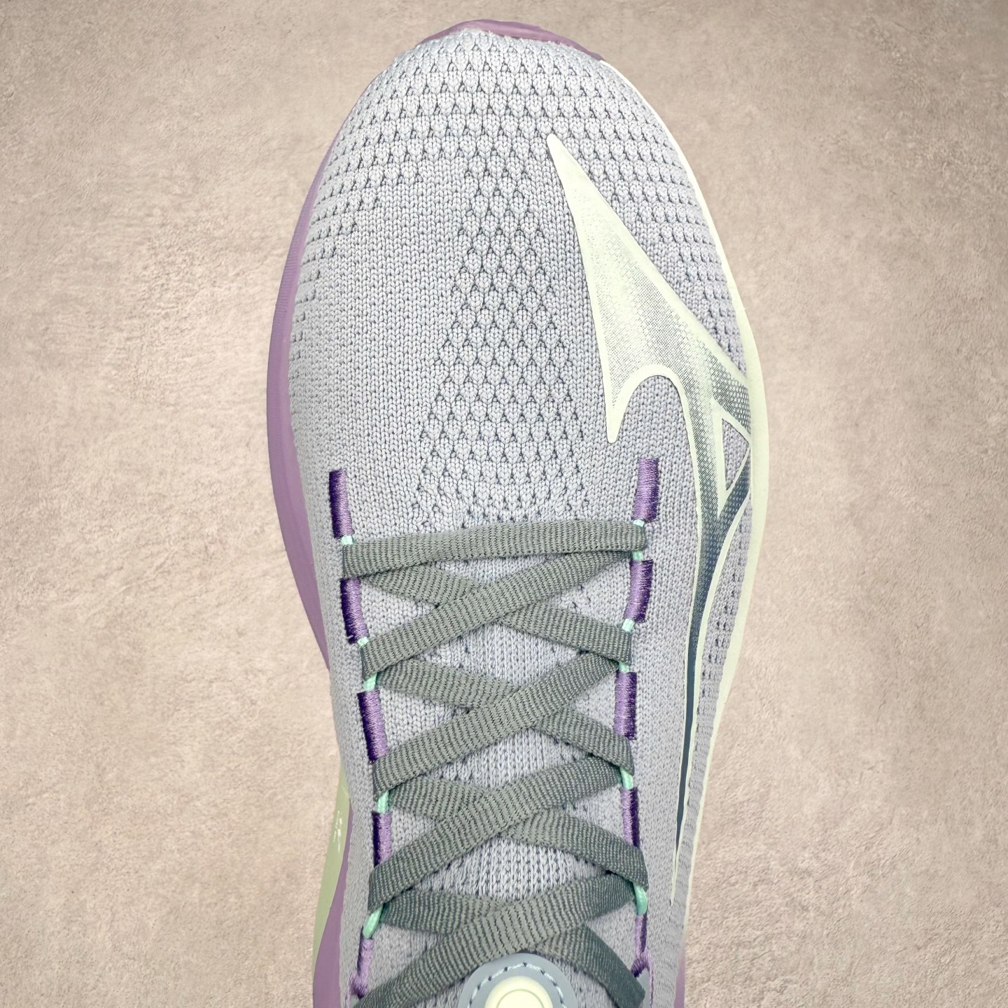 图片[4]-Mizuno Neo Vista Y2K柔软舒适减震耐磨支撑 低帮休闲跑步鞋 男女同款 美津浓（Mizuno）是日本美津浓株式会社于1906年创立的运动品牌，经过一个多世纪的不断努力现已成为世界著名的运动器具、服装和鞋类生产商。美津浓力求服务于各类运动项目，并竭力使运动生活更加愉快和振奋。产品种类齐全，覆盖几乎全部主要运动项目，达到30万多个品类。尺码：36 36.5 37.5 38 38.5 39 40 40.5 41 42 42.5 43 44 44.5 45-选品中心