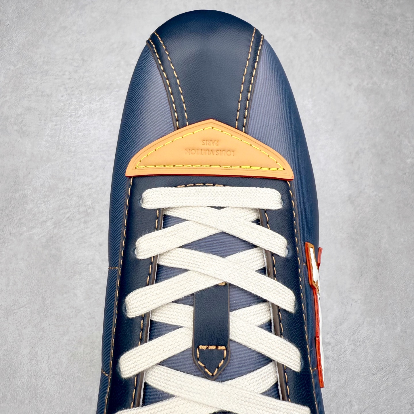 图片[4]-＃GD广顶 LOUIS VUITTON x Nigo lv联名款 Buttersoft 牛皮革羊皮革 FW25 图案压纹 圆头系带 低帮 生活休闲鞋 男女同款 白色 外贸零售特供批次 2023全新纸板数据 印花高频效果碾压市面 市售天花板产物 耗时半年巨作 全套原厂新版原纸板楦头开发 原厂特供皮料加持 市场所有版本中综合最强的货品 GD实力大厂出品 全网最全配色更新最快 最成熟的做工稳定的品控 完美鞋型超高的清洁度 零毛边线头瑕疵 全套原楦原纸版原鞋开模 全网最具灵魂的版型 正确原装黄色鞋盒 正确中底印花 鞋面印花3D高频深度立体 全鞋电脑针车 紧密相连 针距密度一致 环保乳胶注塑鞋垫 厚度脚感还原原版 皮面裁剪部位 统一油边封口工艺 原装橡胶大底含胶量大底组合零偏差 专柜全套包装 防尘袋 说明书 质保卡 男女鞋 尺码：35 36 37 38 39 40 41 42 43 44 45-选品中心