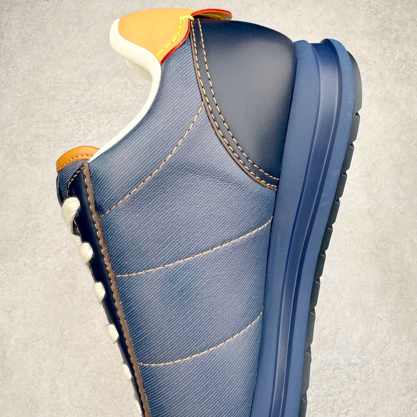 图片[7]-＃GD广顶 LOUIS VUITTON x Nigo lv联名款 Buttersoft 牛皮革羊皮革 FW25 图案压纹 圆头系带 低帮 生活休闲鞋 男女同款 白色 外贸零售特供批次 2023全新纸板数据 印花高频效果碾压市面 市售天花板产物 耗时半年巨作 全套原厂新版原纸板楦头开发 原厂特供皮料加持 市场所有版本中综合最强的货品 GD实力大厂出品 全网最全配色更新最快 最成熟的做工稳定的品控 完美鞋型超高的清洁度 零毛边线头瑕疵 全套原楦原纸版原鞋开模 全网最具灵魂的版型 正确原装黄色鞋盒 正确中底印花 鞋面印花3D高频深度立体 全鞋电脑针车 紧密相连 针距密度一致 环保乳胶注塑鞋垫 厚度脚感还原原版 皮面裁剪部位 统一油边封口工艺 原装橡胶大底含胶量大底组合零偏差 专柜全套包装 防尘袋 说明书 质保卡 男女鞋 尺码：35 36 37 38 39 40 41 42 43 44 45-选品中心