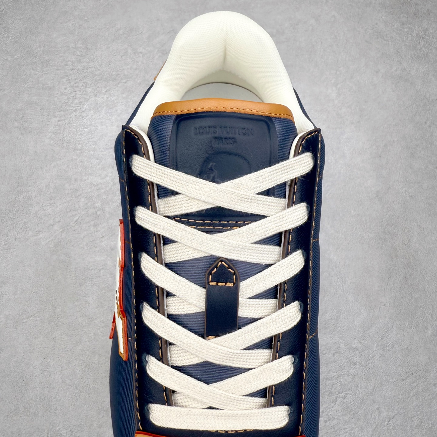 图片[5]-＃GD广顶 LOUIS VUITTON x Nigo lv联名款 Buttersoft 牛皮革羊皮革 FW25 图案压纹 圆头系带 低帮 生活休闲鞋 男女同款 白色 外贸零售特供批次 2023全新纸板数据 印花高频效果碾压市面 市售天花板产物 耗时半年巨作 全套原厂新版原纸板楦头开发 原厂特供皮料加持 市场所有版本中综合最强的货品 GD实力大厂出品 全网最全配色更新最快 最成熟的做工稳定的品控 完美鞋型超高的清洁度 零毛边线头瑕疵 全套原楦原纸版原鞋开模 全网最具灵魂的版型 正确原装黄色鞋盒 正确中底印花 鞋面印花3D高频深度立体 全鞋电脑针车 紧密相连 针距密度一致 环保乳胶注塑鞋垫 厚度脚感还原原版 皮面裁剪部位 统一油边封口工艺 原装橡胶大底含胶量大底组合零偏差 专柜全套包装 防尘袋 说明书 质保卡 男女鞋 尺码：35 36 37 38 39 40 41 42 43 44 45-选品中心